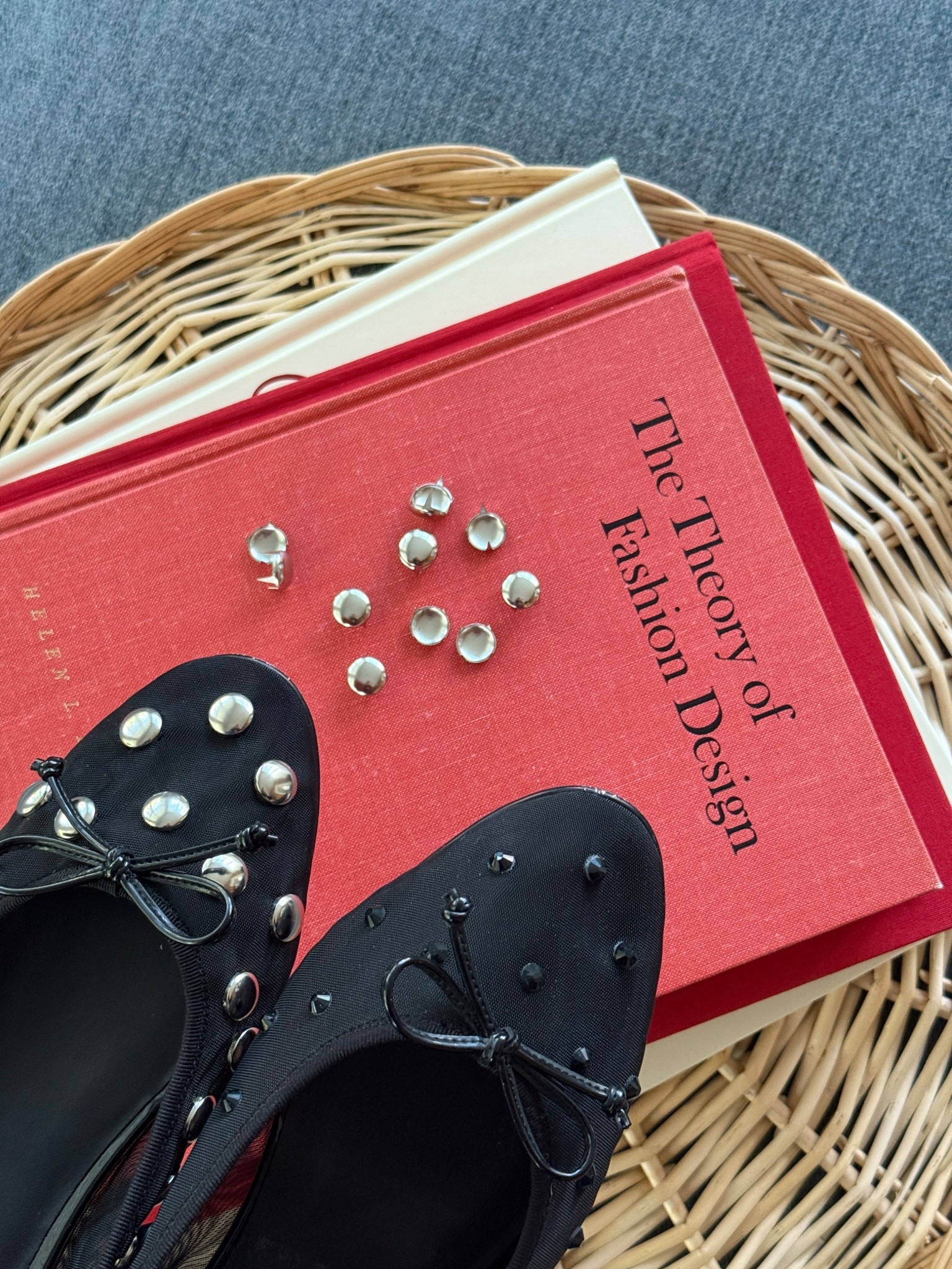 Quick Sunday DIY inspired by Reformation’s Brenna Ballet Flats. Took a pair of old flats and covered the black rhinestones with these silver studs from Amazon. Link in bio for anyone who wants to give this DIY a try. #diy #studdedshoes #balletflats 