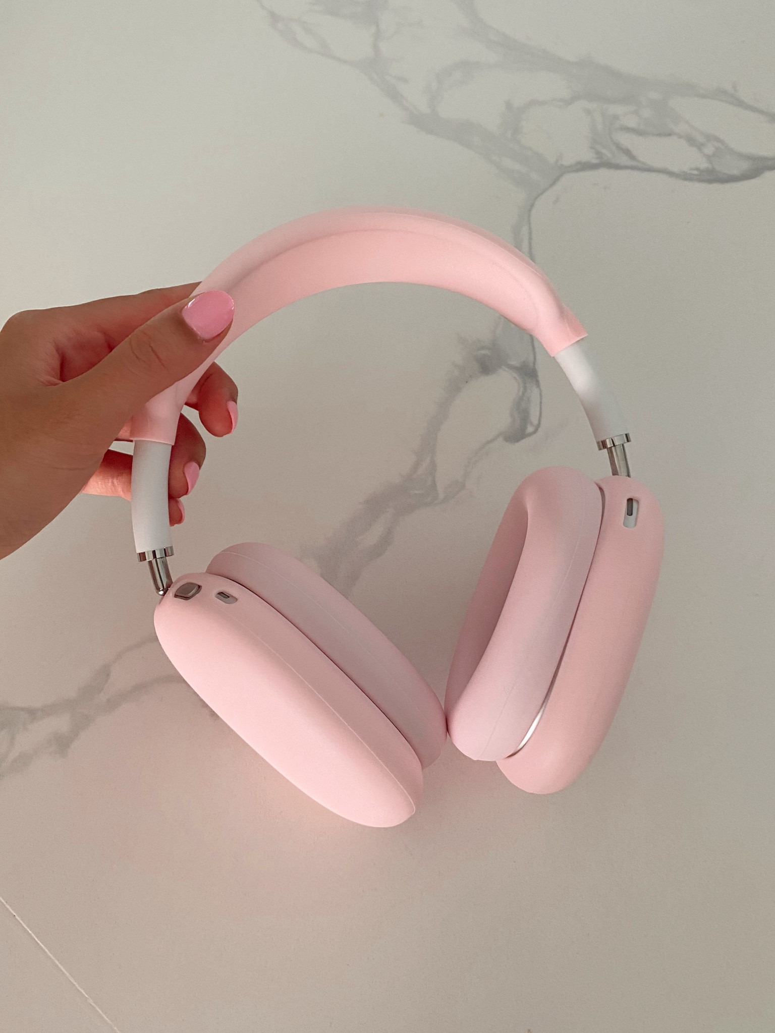 Literally obsessed with these apple headphones and the cute pink cover🩷🩷🩷