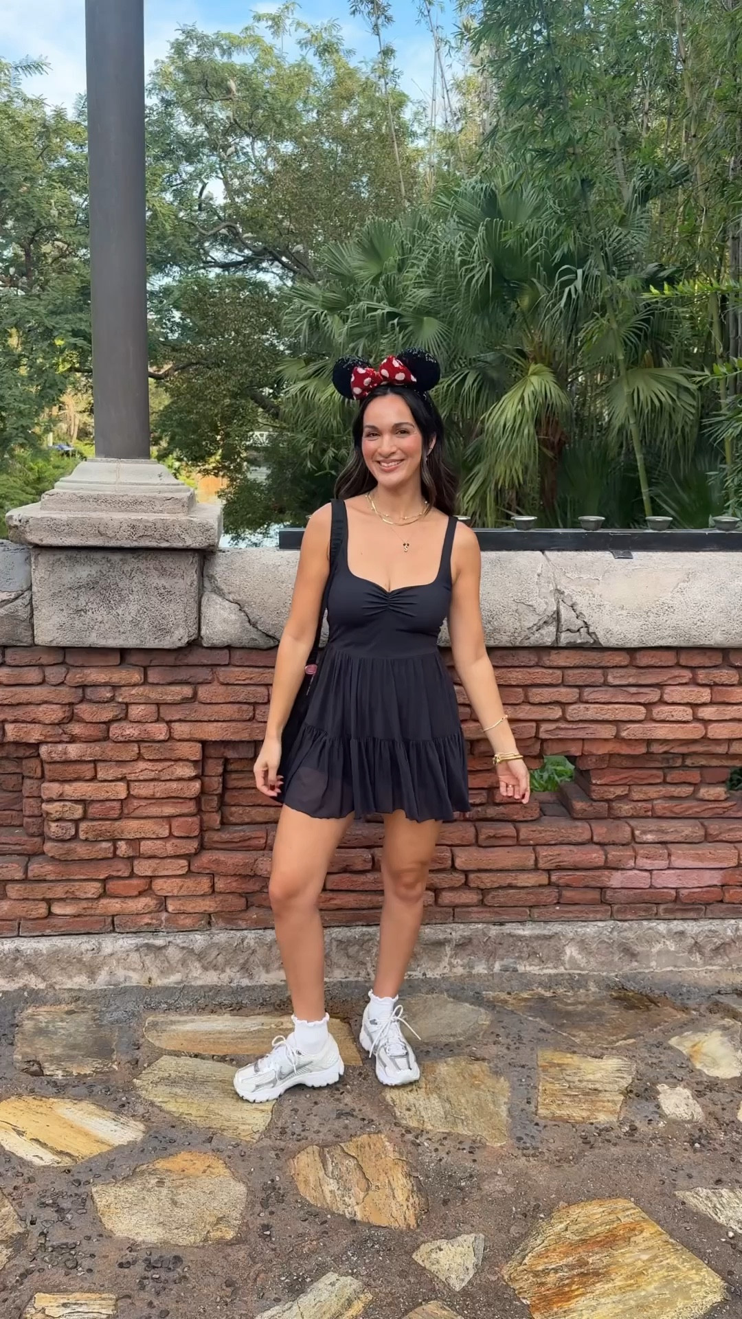 Disney outfit 
Disney mom 
