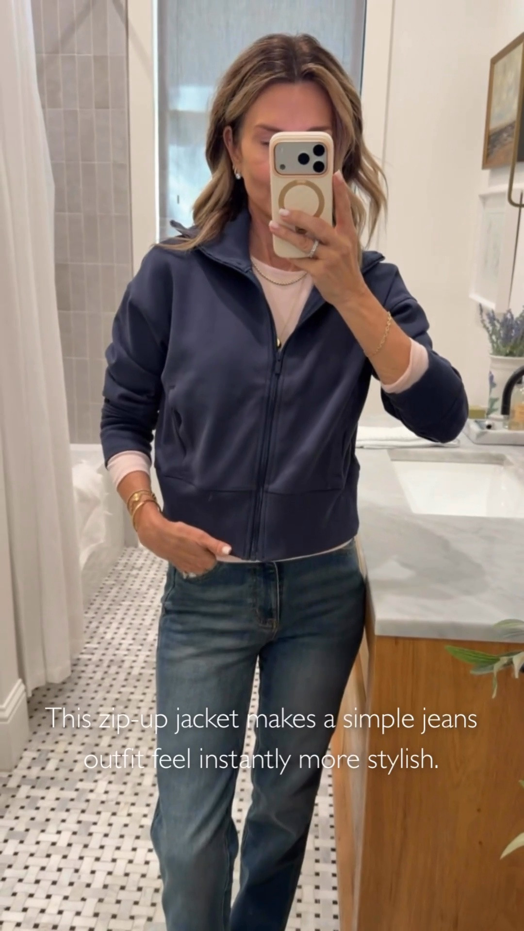 This zip-up jacket is such a great way to make a simple jeans outfit feel a little more stylish. 💙