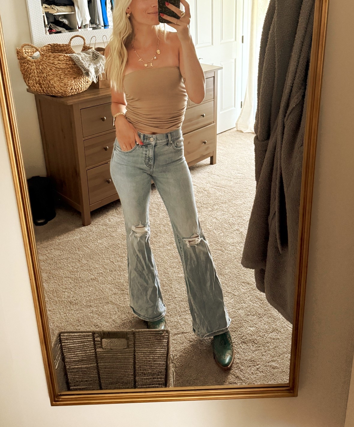 My most staple pair of jeans 🖤🖤🖤 linked some similar too!! But my absolute favorite Jean to dress both up and down! 

#LTKStyleTip #LTKSeasonal #LTKFindsUnder50