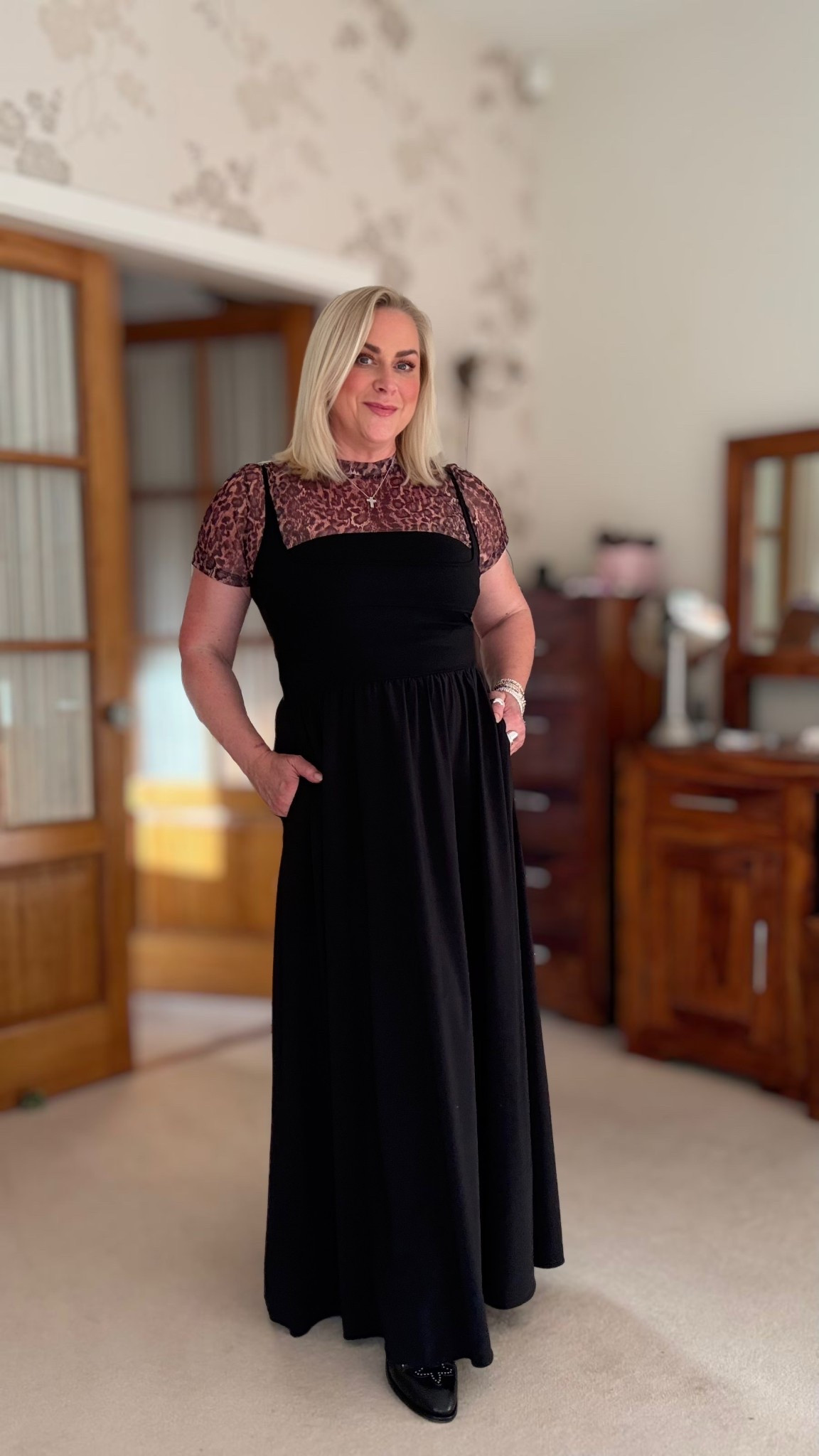 A dress for summer & winter 
From Halara paired with the most comfortable boots from Air & Grace 



#LTKdresses #LTKmidsize #LTKwinter