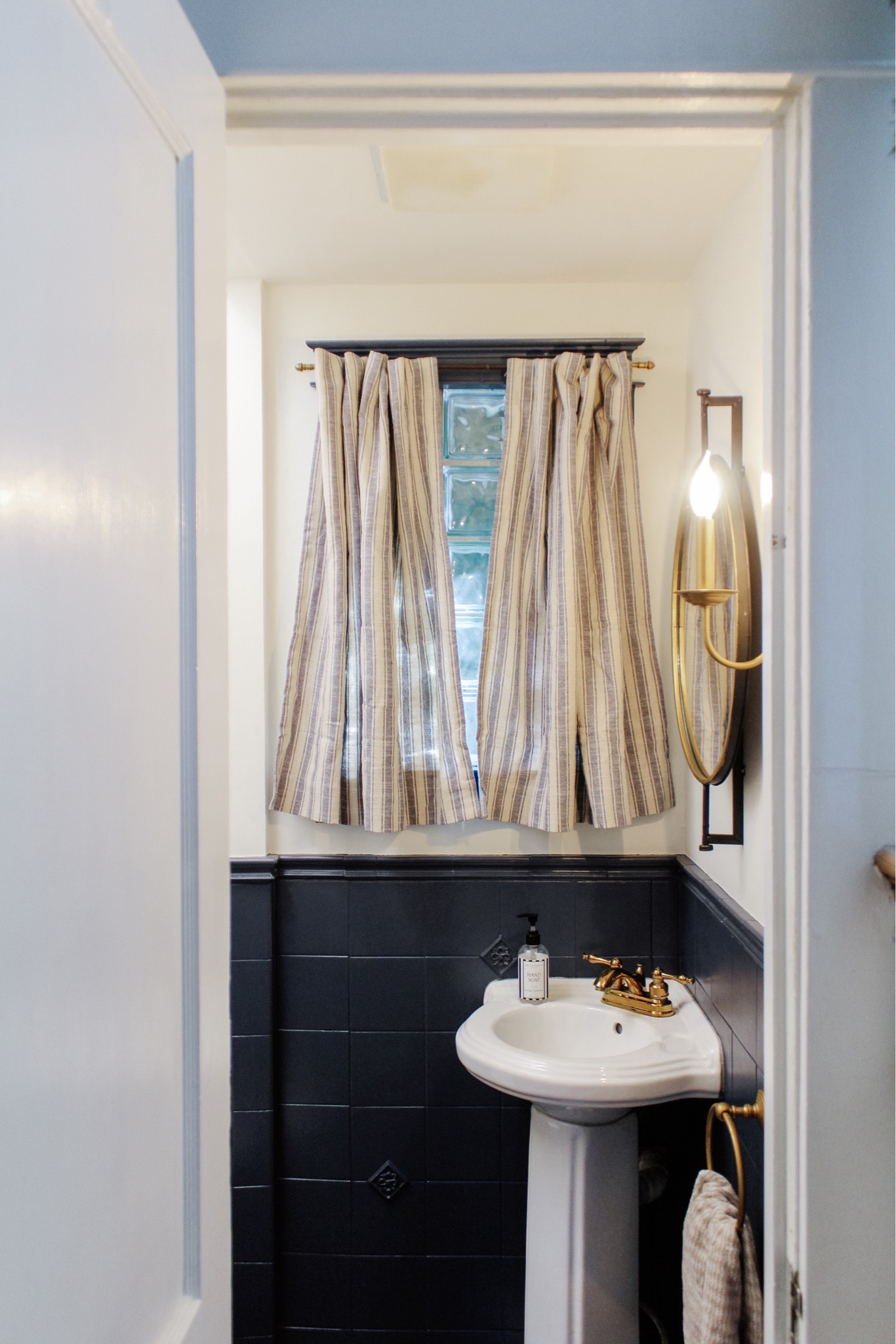 A couple of days and a couple of dollars gave us a rapidly refreshed powder room that feels just right ✨ On the blog, I’m sharing all of the details, why we went for a budgeted refresh and all of the items to shop! Read via the link in bio or by searching Powder Room Rapid Refresh on the blog.
•
•
•
Powder room, painted tile, curtains, cafe curtains, small bathroom, brass fixtures, oval mirror, wood frame, brass frame, towel holder, amazon finds, candle sconce, wall light, bathroom refresh, home before and after, renovation, moody bathroom 