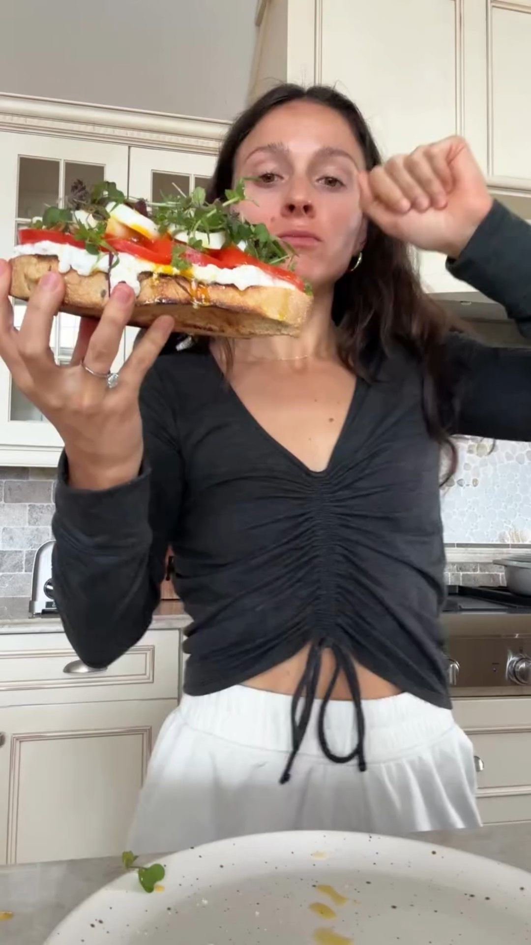 a semi-chaotic breakfast post 16 hour private chef day 😅 the toast deets:

— sourdough
— @good_culture cottage cheese
— tomato, 7 minute jammy egg, microgreens
— @wearebrightland pizza oil (not just for pizza 😤)

that’s all, time for a nap

#privatechef #diml #breakfasttoast #breakfast #sourdough #lbi #longbeachisland