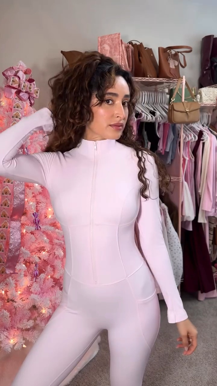 How cute are these pieces from @itswiskii ?! I always get so many compliments on the workout set and I can’t wait to wear the bodysuit on a snow trip🧘‍♀️🎿❄️✨ Use code ANGEL15 for 15% off😇

#athleisurewear #athleisurestyle #workoutclothes #gymwear #pinkfeed #pinkeverything #pinklover #pinkaesthetic

#LTKActive #LTKFindsUnder100