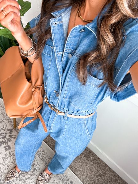 POV: you found the jumpsuit for your next summer event

Dress up or down. Perfect for a country concert outfit or festivall

I’m wearing a small. Plenty of room in the torso if your tall or fold the top over the waist or cuff the bottoms to make shorter. 