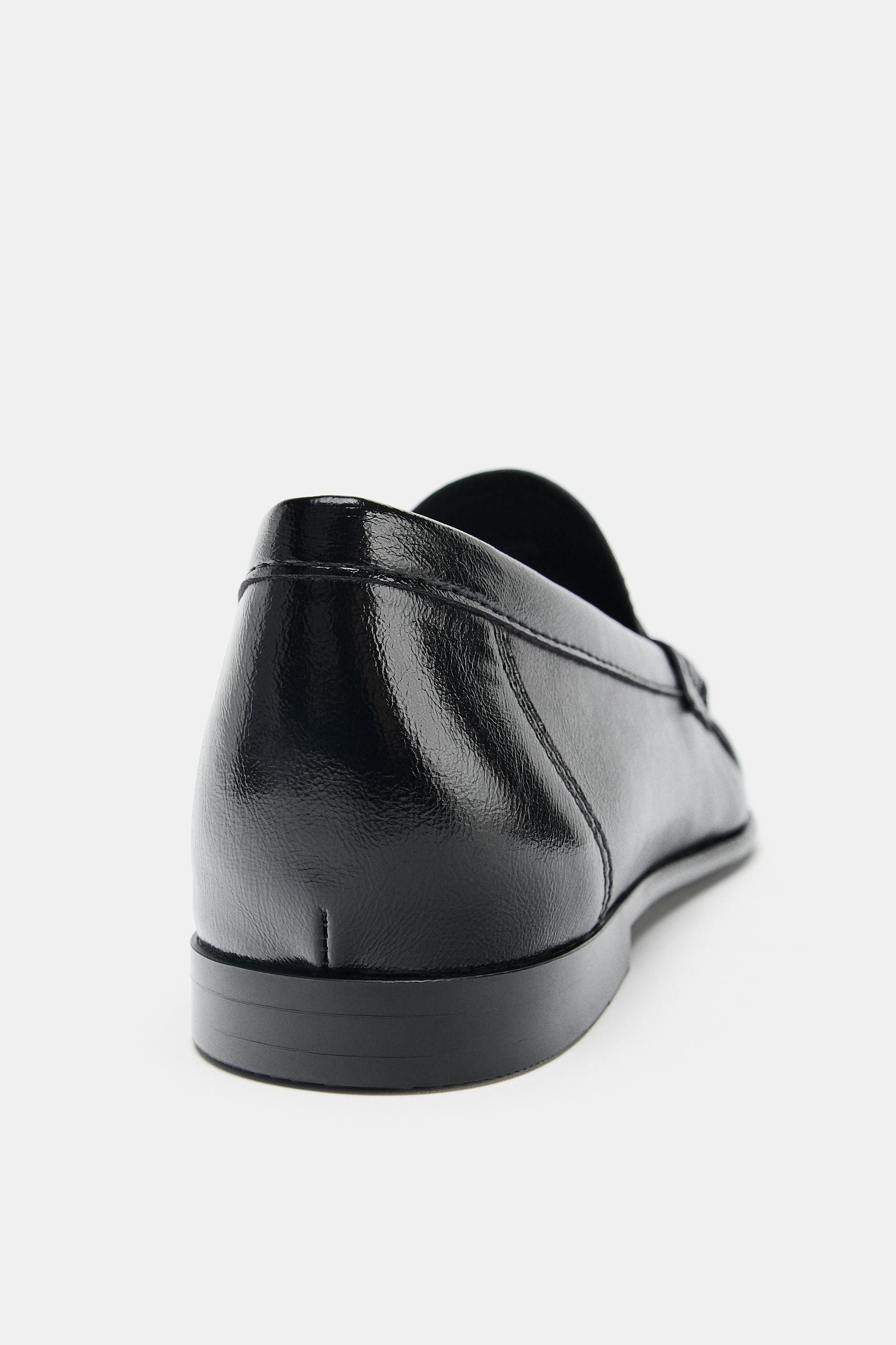 Flacher, soft Mokassin-Schuh. Detail mit Maske und hochgezogenem Vorderblatt. Raffung vorne.Sohle... | Zara DE