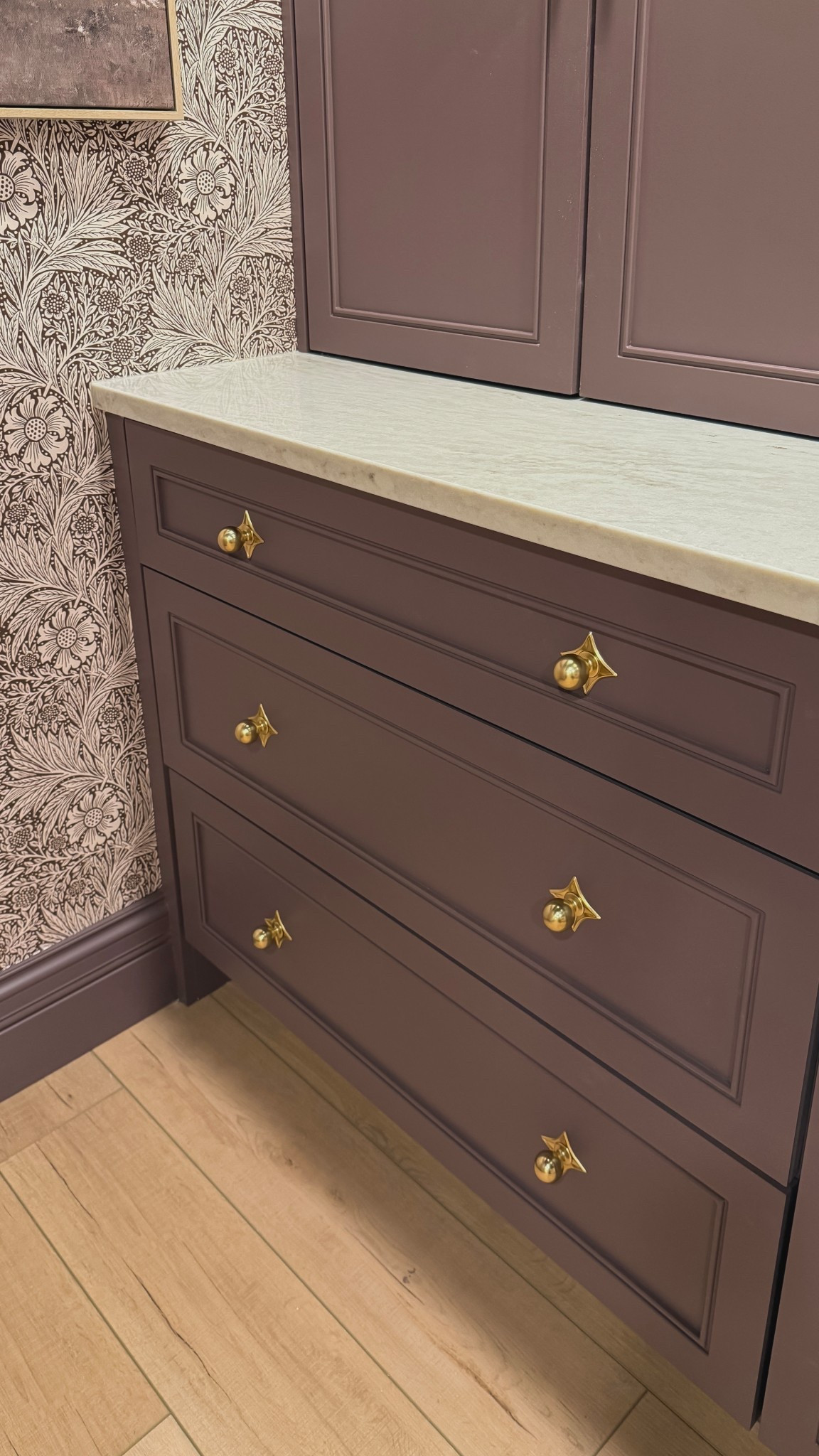 Bar hardware! This is the aged brass finish  

#LTKHome #LTKSaleAlert #LTKdayinmylife