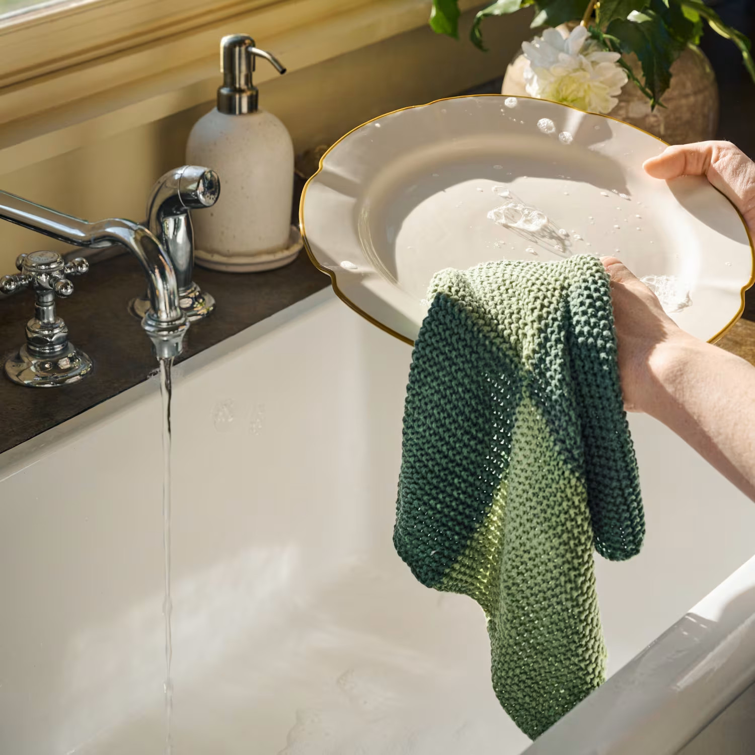 Luna Scalloped Plate | Magnolia