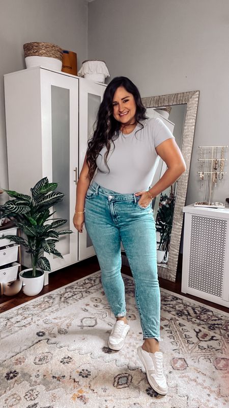 If you’re midsize petite the BEST jeans are Abercrombie curve love. They have more room in the hip and butt area and are so comfy! They come in several length options too!

Jeans
Abercrombie
Skinny jeans
Tshirt
Bodysuit
Curvy


#LTKstyletip #LTKmidsize #LTKSpringSale
