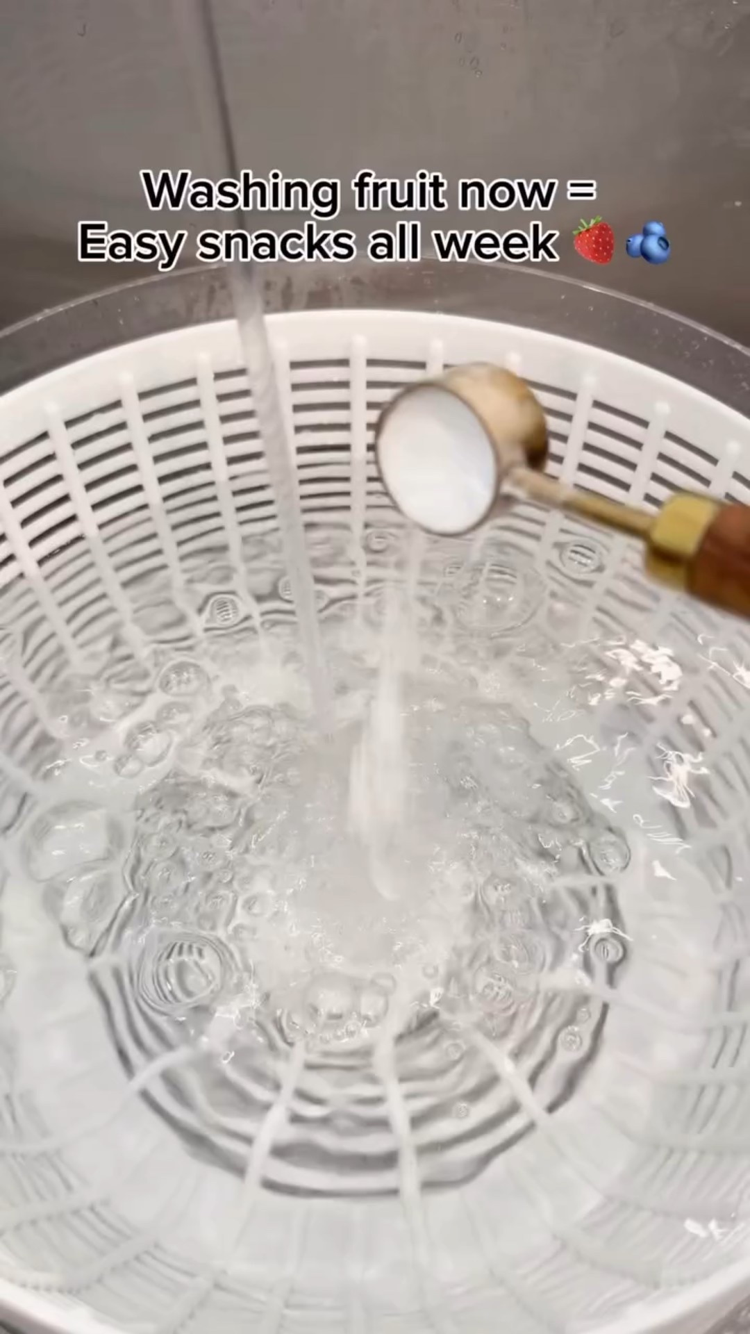Washing fruit now = easy snacks all week 🍓🫐
I do this as soon as I get home so everything is clean, ready to grab, and actually gets eaten 🙌
Little routines like this make the week feel so much easier.

Fruit washing “RECIPE” 🤍
-Fill a large bowl with cold water + 1–2 tbsp baking soda.
-Add fruit, let soak 5–10 minutes, then rinse and dry well.

SAVE this for your next grocery day + FOLLOW for more simple home routines + seasonal living.

#asmr #kitchenreset #homehabits #momlife