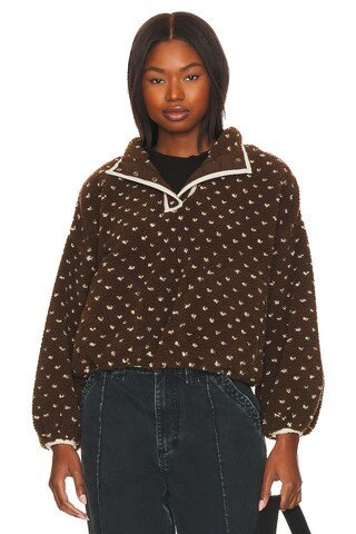 The Great The Countryside Fleece Pullover in Hickory & Cream from Revolve.com | Revolve Clothing (Global)