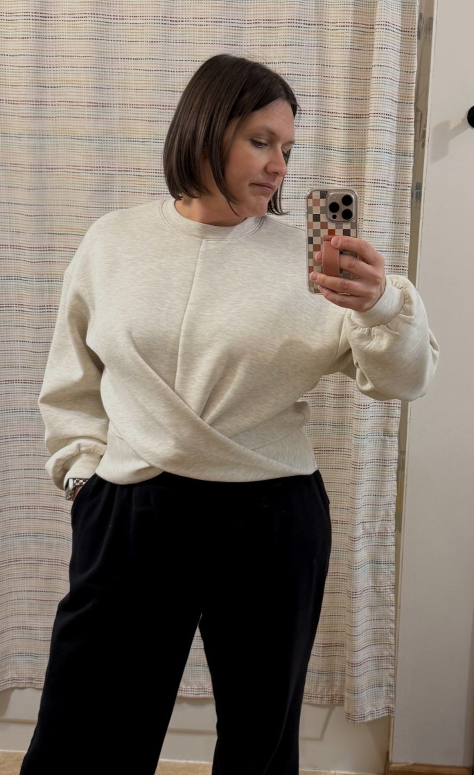 Still loving this Old Navy twist sweater! It's literally the softest sweater I own! Also obsessed with my new Walli phone case.
#midsizefashion #oldnavy #ootd #walli #iphone #accessories #

#LTKMidsize #LTKOver40 #LTKootd