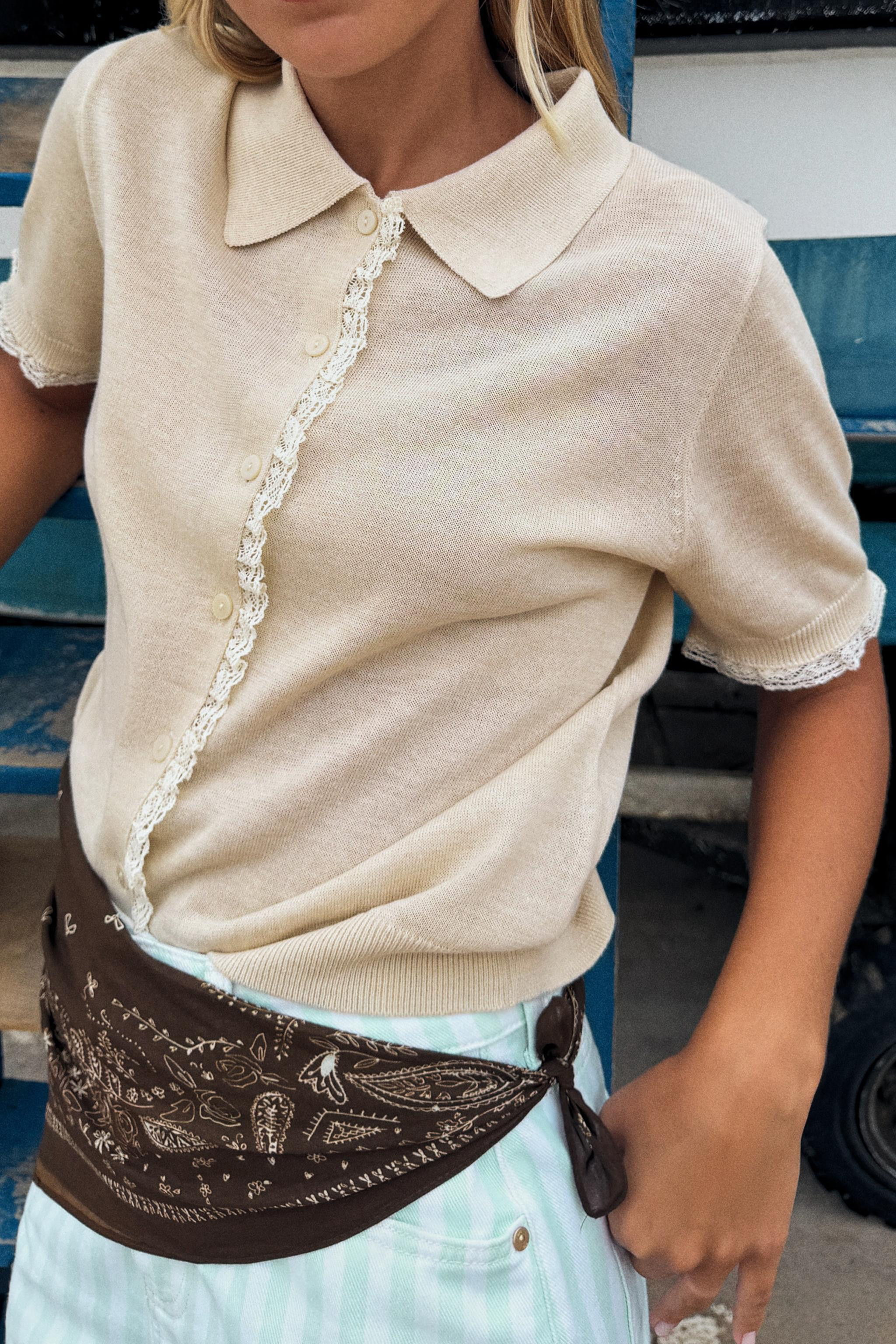 Strickjacke mit Polokragen und kurzen \u00c4rmeln. Mit Spitzenborten verziert. Knopfleiste vorne. | Zara DE