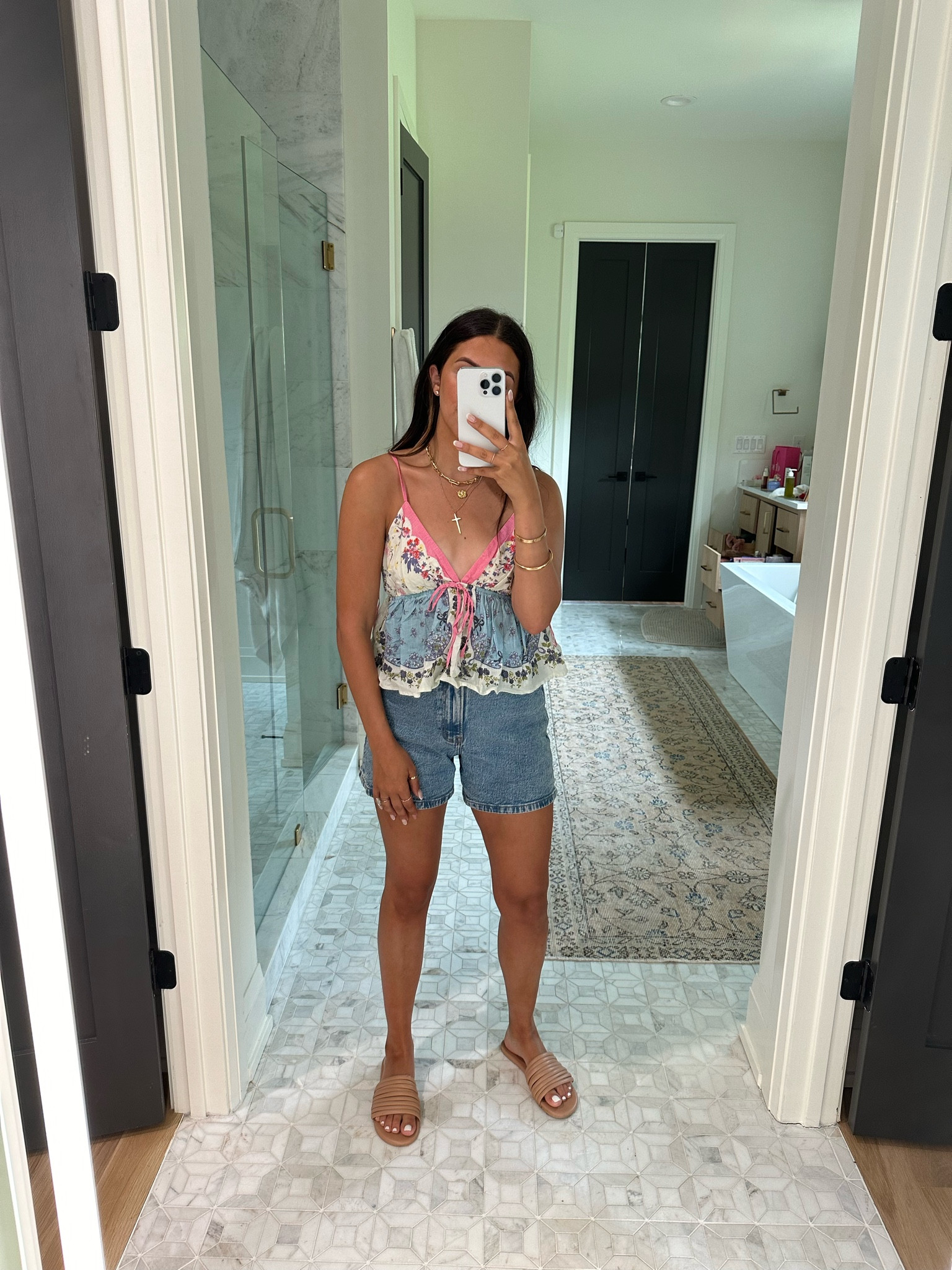 Top: small
Shorts: 28

Top is sold out in this color but comes in another color with stock! Great with jeans or shorts! Would also be cute dressed up with some heels.

#LTKstyletip