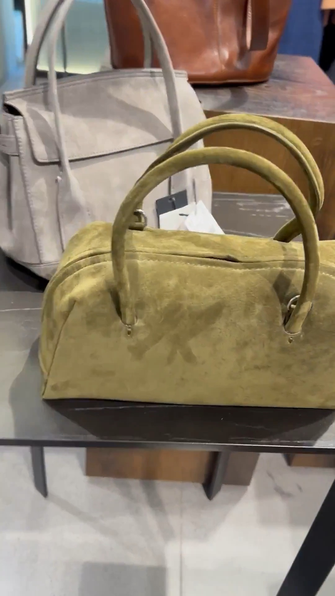 The perfect carry-all 🤎 These ZARA Leather Maxi Bags fits everything while keeping it chic — soft leather, roomy interior, and that minimal luxe vibe. 

Disclaimer: Sells fast! 🏃🏾‍♀️💨 linked what’s available!
.
.
.
#fashion #outfitinspo #traveloutfit #maxibags #leatherbags #falloutfitessentials #midlifemusthave #travelinstyle #flyageless  #silverhair #pixiecut #fallfashion #shorthairstyle #midlife #ootd #outfitcheck  #fashionover40 #fashionover50 #midlifejourney #xojalonda

#LTKItBag #LTKOver40