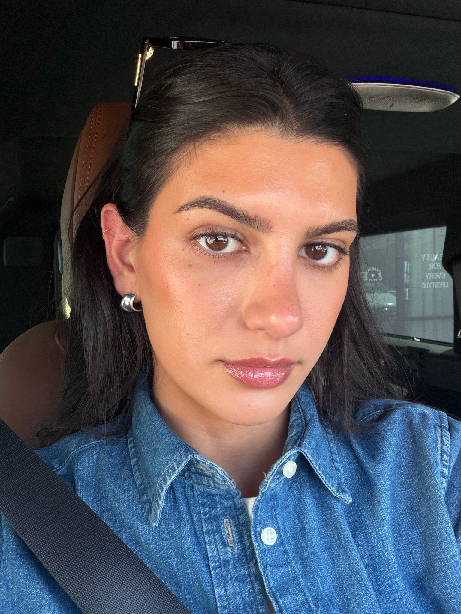 Full makeup:
Foundation: 2W
Concealer: 6.25
Cream blush: rust
Powder blush: ciao
Bronzer: Napoli
Complexion stick: Amber 
Brows: dark brunette 
Setting powder: 0.5
Mascara: brown
Liners: marakessh & lean 
Gloss: bounce