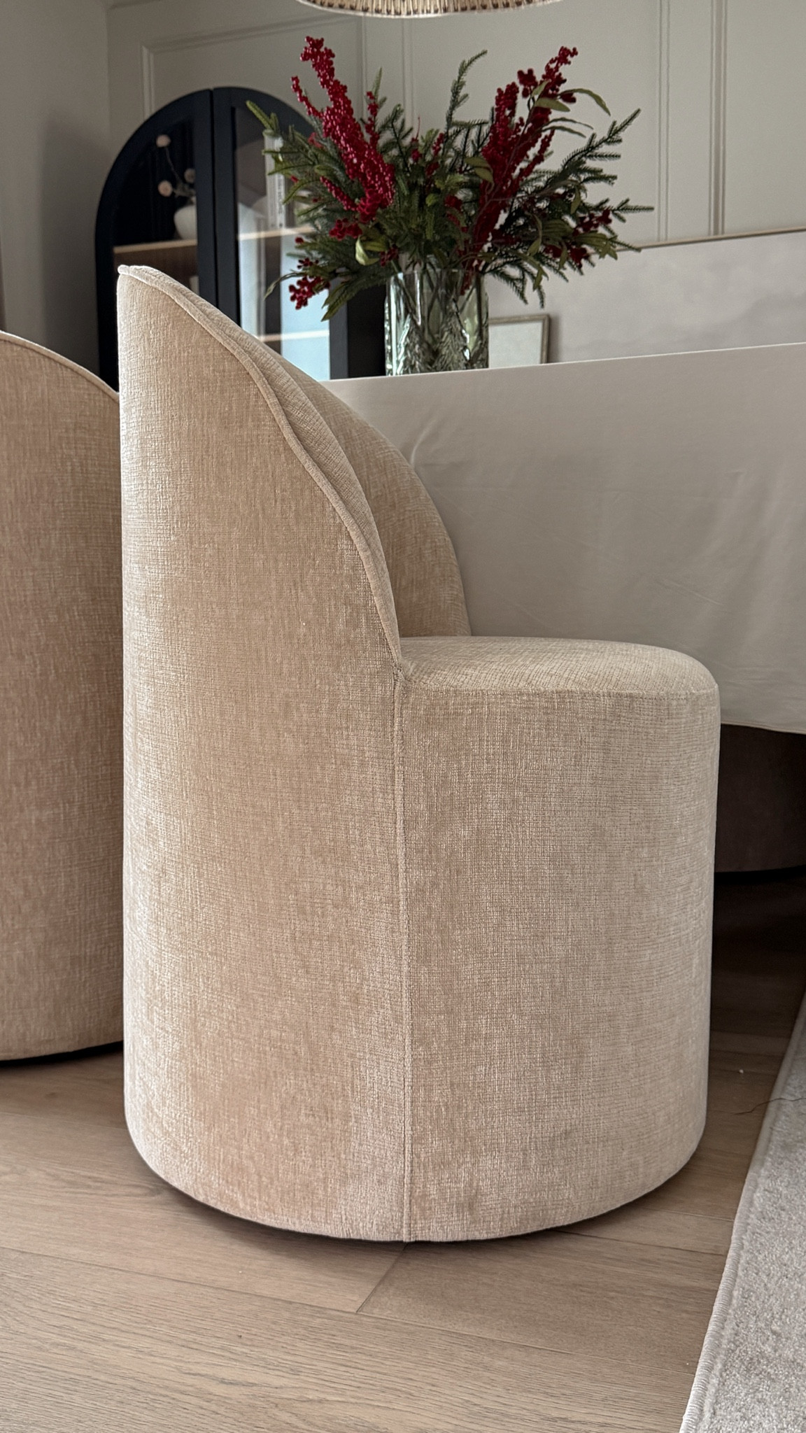 Moms, we don’t have to sacrifice our aesthetic just because we have little ones running around! 🙅‍♀️✨
I found the perfect solution: The Doris Rolling Chairs from Pop Maison. Not only are they stunning with that modern curved silhouette, but these darker/earthy tones are absolutely perfect for hiding those inevitable little messes and stains. 🤫
Plus, they have hidden wheels! So you get the high-end design look with total functionality. Finally, a dining room that looks expensive but is actually kid-proof.