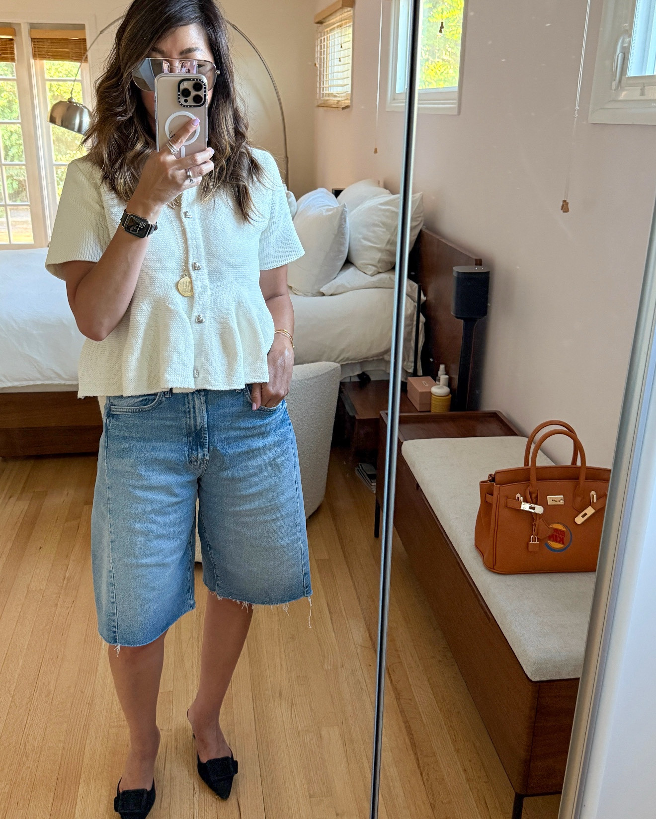 Omg 😆 today’s #OOTD is serving looks and laughs… stepping into my work day with a little extra humor thanks to my 🍔👑 bag, not to be confused with her luxury cousin 👜✨

And yes, I’m making Bermuda-style denim shorts office-appropriate because I’m still very much in summer mode ☀️👖 Dressed them up with a blazer and some attitude… because when the calendar says August but your brain’s still on vacation, you find a way to make it work!
Top (size S)
Shorts (size 27)
Shoes (size 37)

#LTKItBag #LTKOver40 #LTKStyleTip