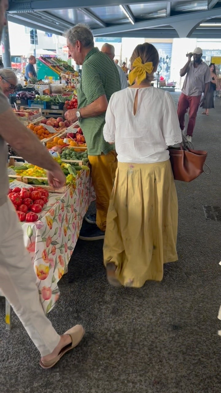 A surprising microtrend spotted in Italy: polished, ladylike dresses and skirts paired with huge hair bows 🎀 What do you think: Love it or Leave it? 👇