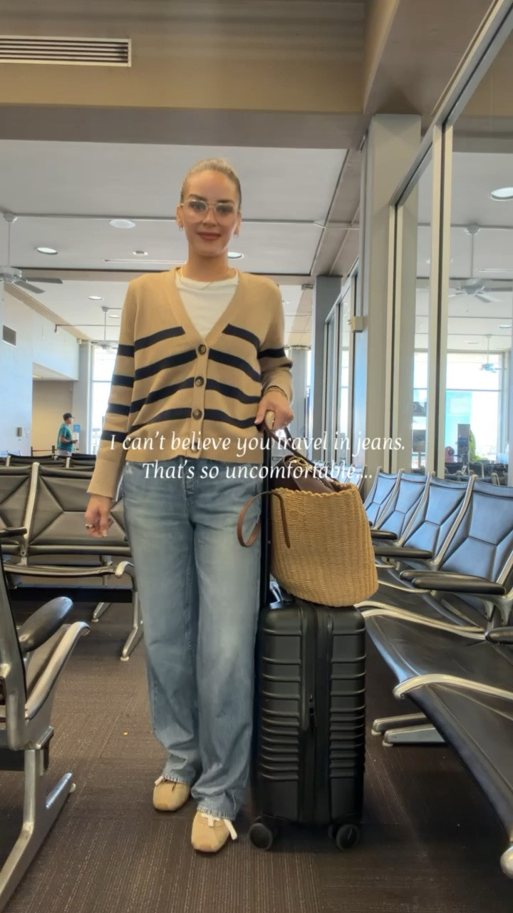 Travel OOTD - the comfiest pair of jeans 🤭

#LTKootd #LTKdayinmylife #LTKTravel