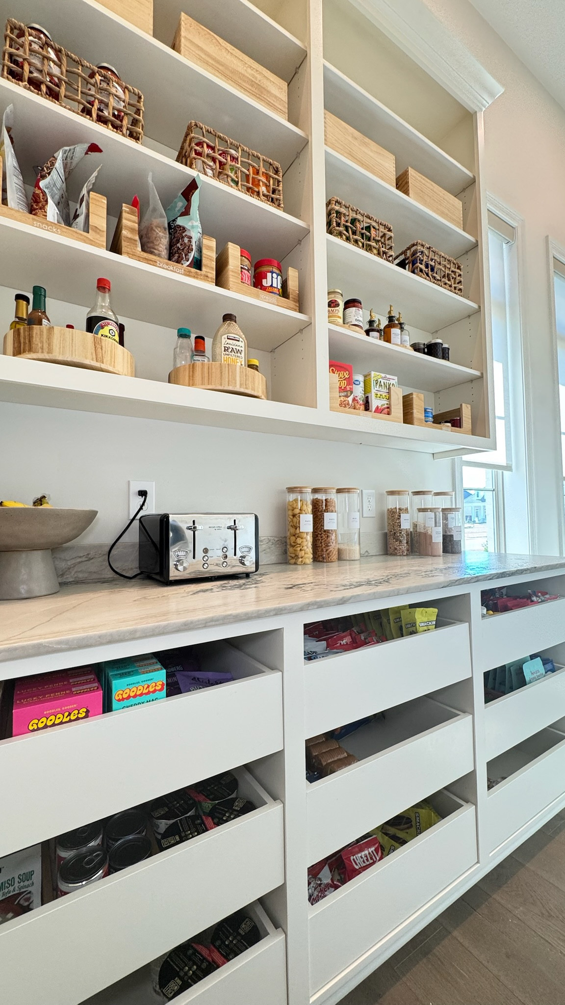 Pretty but practical! We love a pantry system. Organizing snacks, breakfast essentials, and cooking staples into easy-to-access zones helps your space stay neat, efficient, and effortlessly functional!