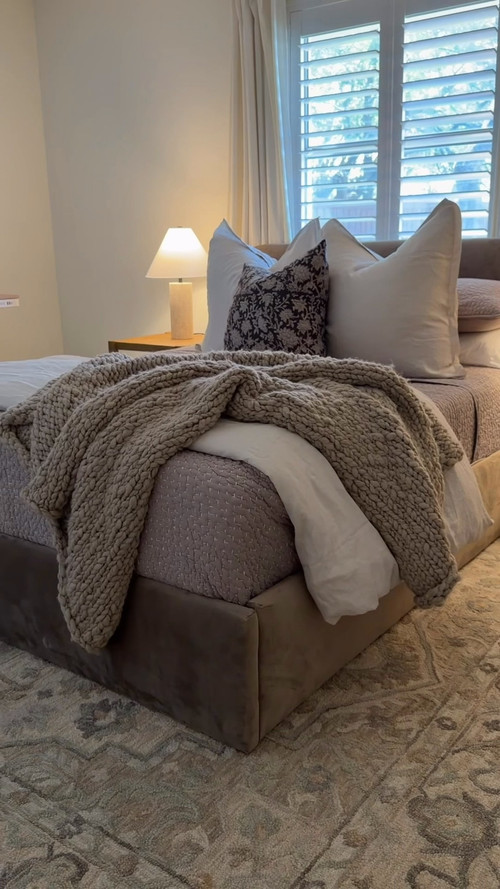 This guest bedroom might be one of my favorite cozy combinations yet!