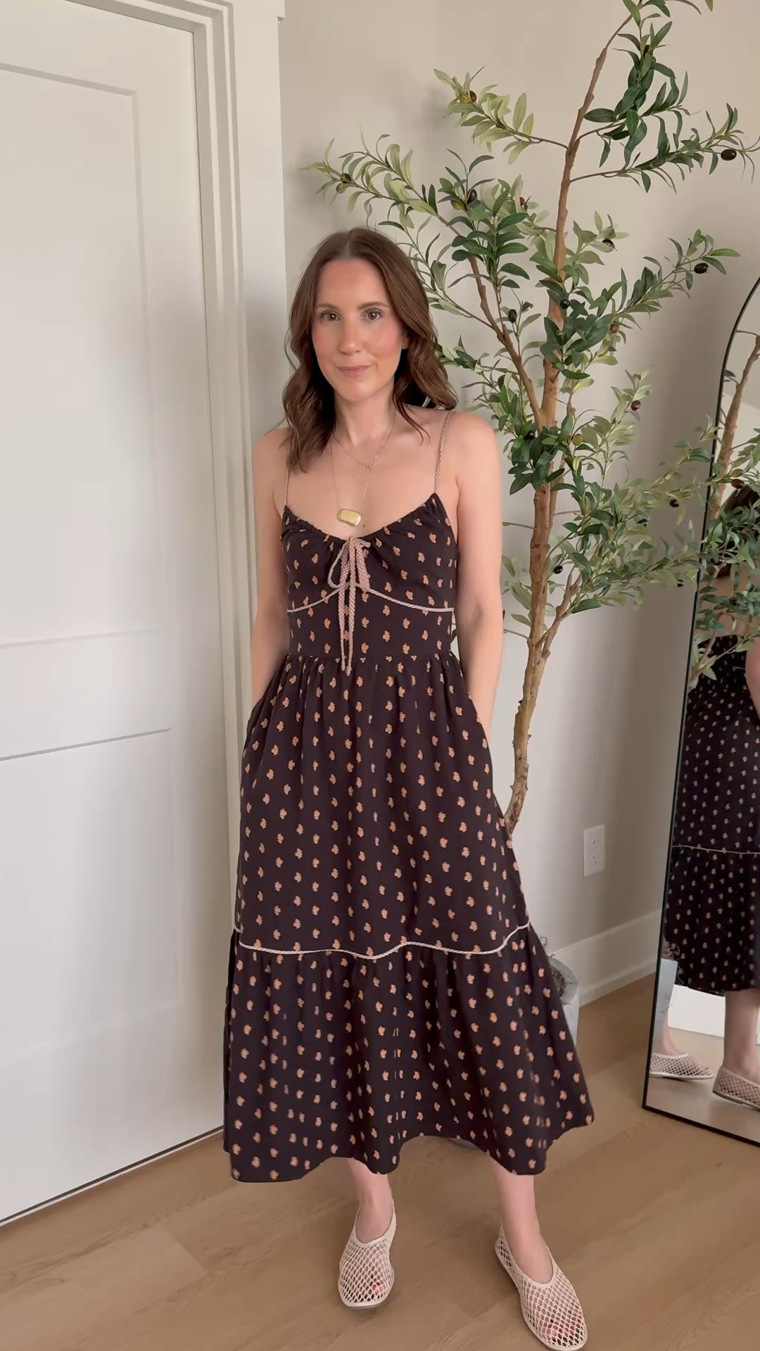 This @Target dress reminds me of Anthro! I love the print, the length and the adjustable top! Wearing a xs

Target style, target finds, look for less, midi dress 