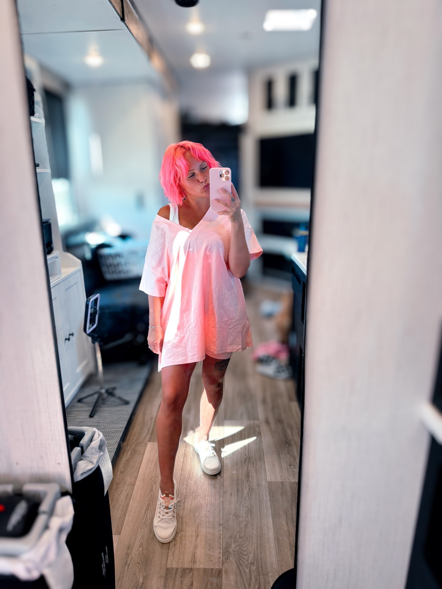 Catch me L I V I N G in these baggy matching sets 😩🎀 
For reference: 
I’m 4’11, 115 lbs 
Wearing: 
Size small
Size 6 shoe 
#momfit 
#matchingset 
#comfortfit 