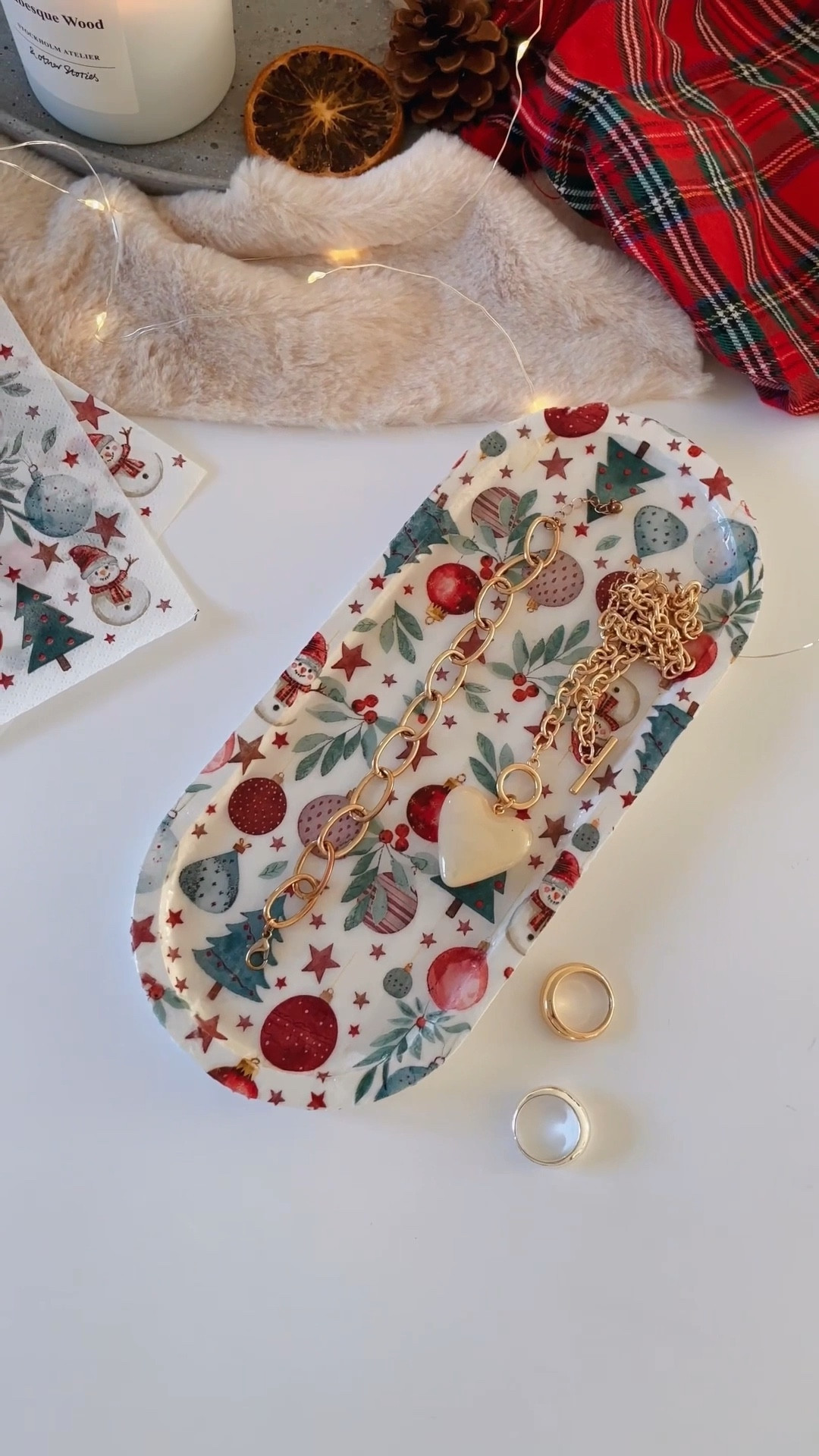 Le DIY de Noël que tout le monde veut essayer 🎄✨
J’ai pris un plateau en bois tout simple… et avec une serviette + du vernis-colle + une résine LED, j’ai obtenu une pièce magnifique, brillante et ultra festive. Le rendu fait vraiment haut de gamme ✨
Je vous mets EXACTEMENT le matériel ici pour recréer ce plateau chez vous (même si vous débutez) 🤍👇

#LTKfrance #LTKhome #LTKeurope