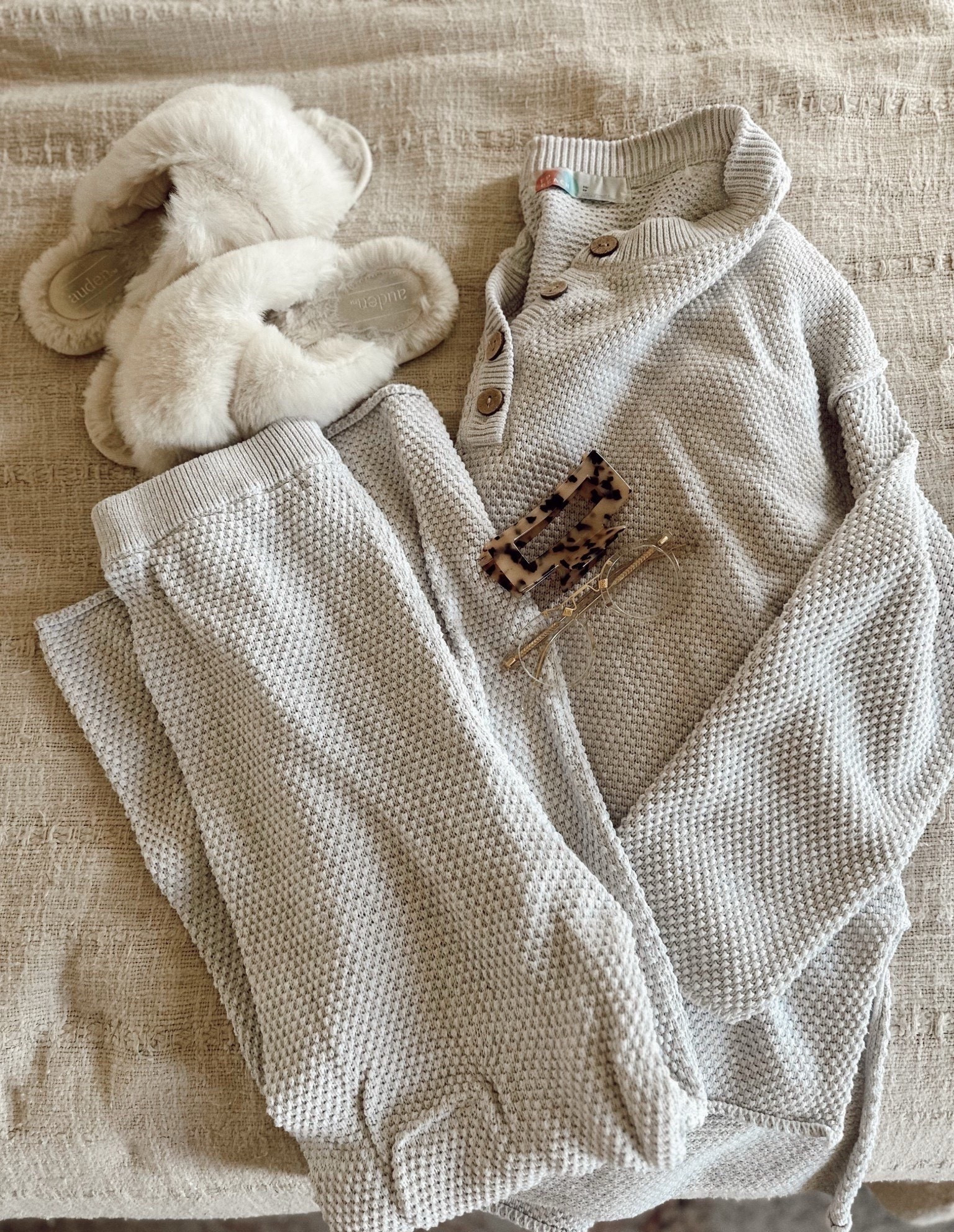 Cozy set of the day ☁️🕊️

this set is bump friendly for the mamas + postpartum friendly / nursing friendly 

Follow my LTK @kerstynnicolelemons on the @shop.LTK app to view this post and get my exclusive app-only content!

#liketkit #LTKHoliday #LTKSeasonal #LTKBump
@shop.ltk
https://liketk.it/5u1Qt

#LTKmomlife #LTKBaby #LTKBump
