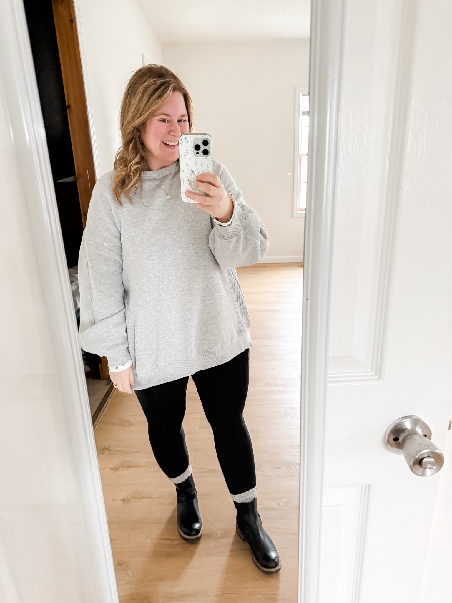 Comfy outfit! Wearing a large in my Aerie sweatshirt, XL in my popflex leggings 

#LTKPetite #LTKSeasonal #LTKMidsize