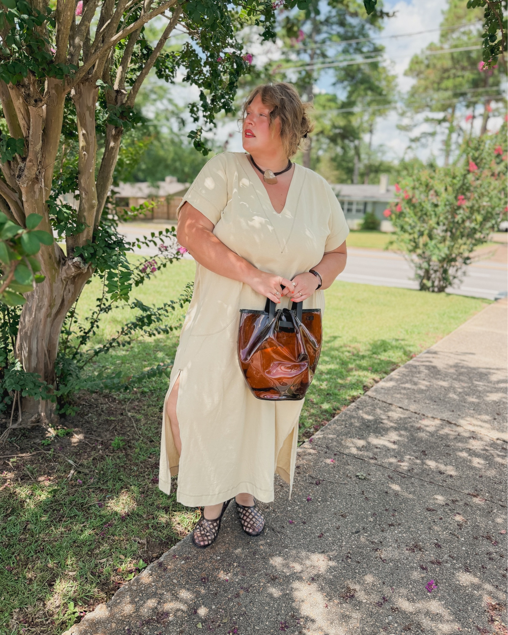 the thrifted jelly tote makes its debut 😻👜
.
#thrifted #jellypurse #jellytote #summerstyle #ootd