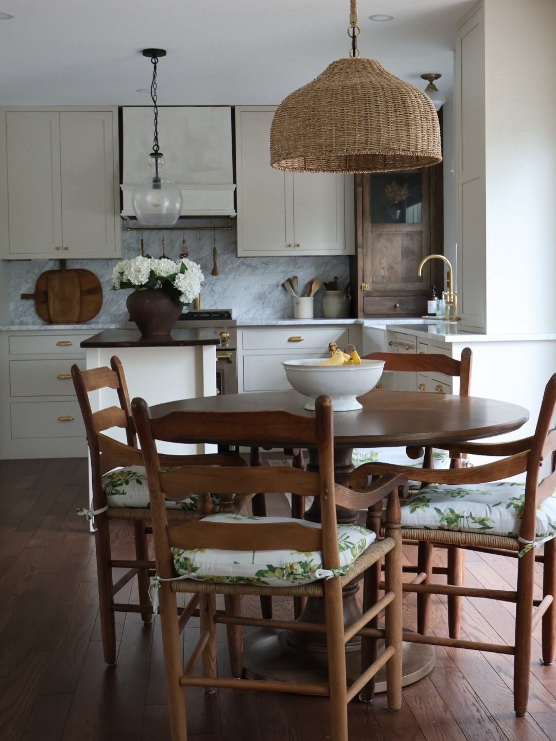 If you saw my post from earlier today, here are the links to all of the dupes for how I would re-create my kitchen without gutting it! 