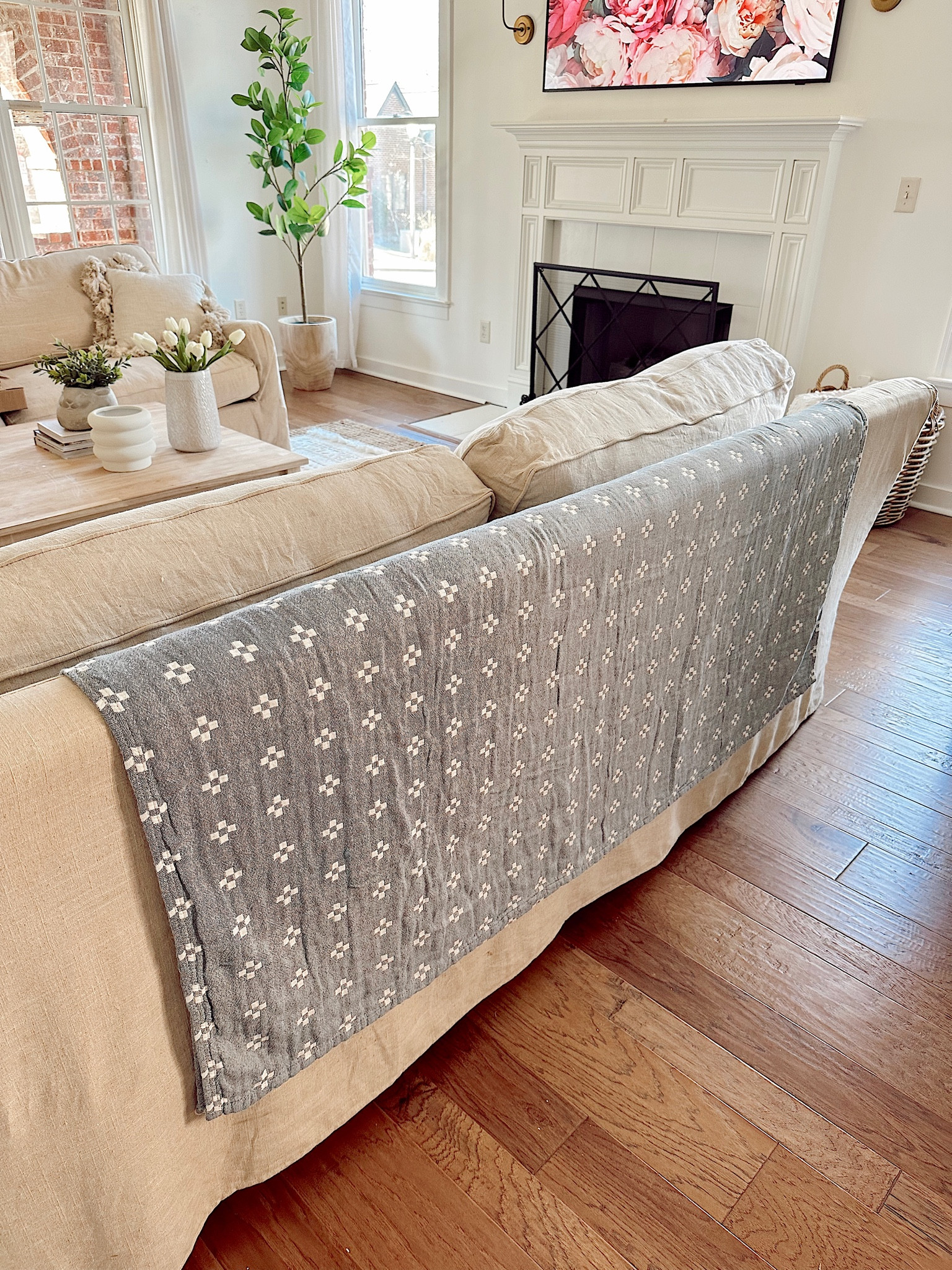 Home decor // Living room // Spring decor // // // 

#LTKFind #LTKunder100 #LTKunder50 #LTKSeasonal #LTKhome #LTKstyletip