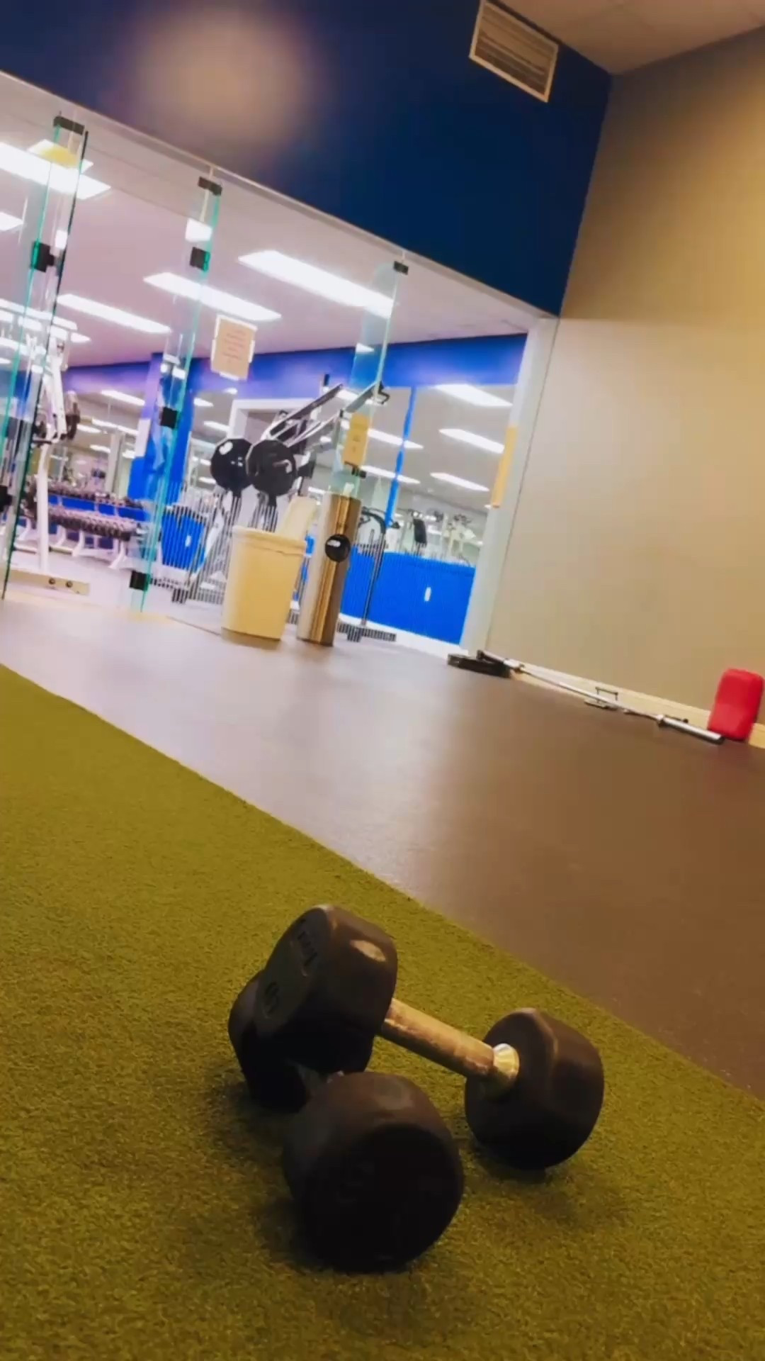 always love the mornings when I get to get up and go to the gym before Wes heads for work - almost done with week 6 of my @nourishmovelove program, too 🤗🙌🏽