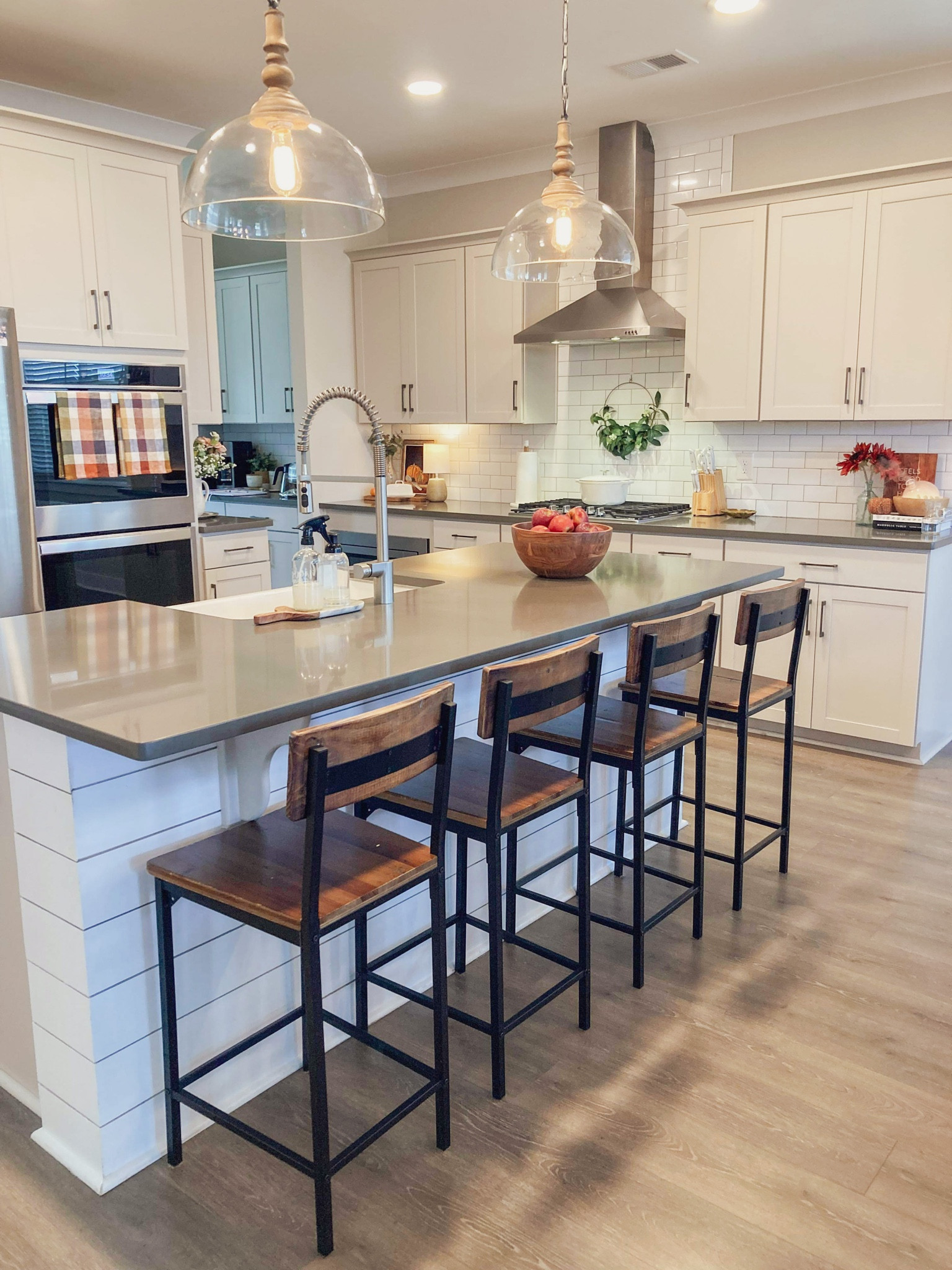 Simple Fall accents in the kitchen to add cozyness and a warm inviting atmosphere .
