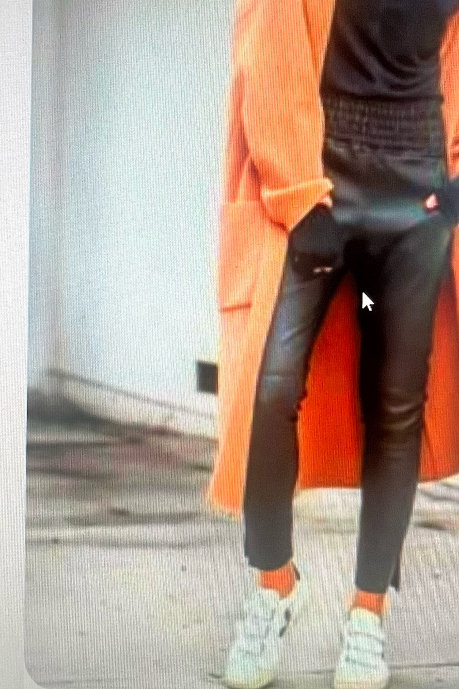 Inspired Look
Coatigan 
White leather sneakers 
Laux leather joggers