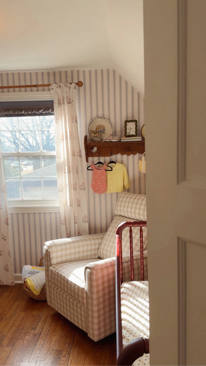 Excuseeeee me, I love everything about this chair 😍🫶🏼
.
.
#nurserychair #nursery #cottagecore #whimsical #gifted 