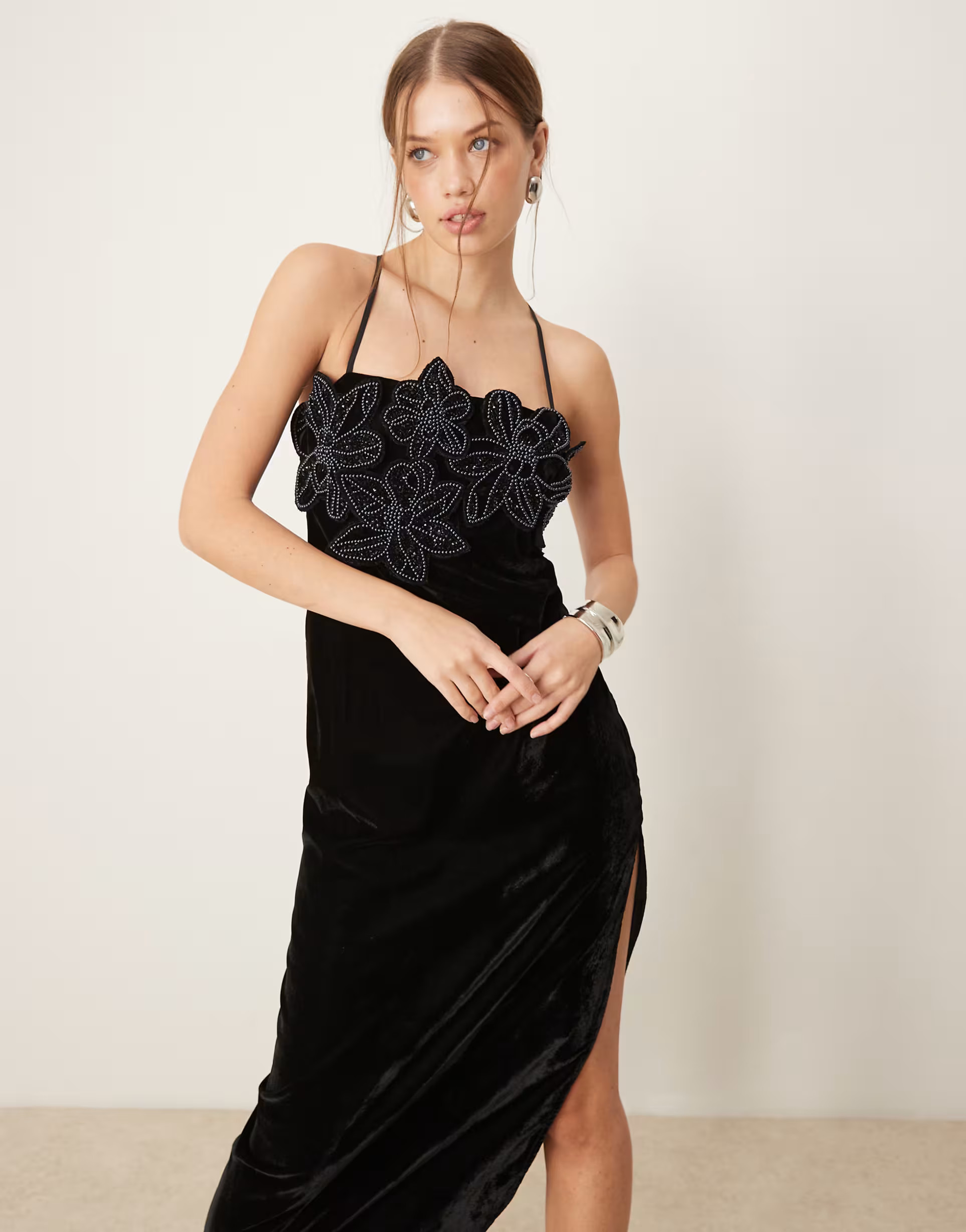 ASOS DESIGN - Robe droite mi-longue en velours à fleurs ornées de perles - Noir | ASOS | ASOS (Global)