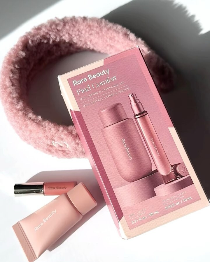 My recent @rarebeauty order! 💕

➡️ Swipe for an unboxing! 

Featured:
- Find Comfort Mini Lotion & Fragrance Set
- Find Comfort Head Band 
- Soft Pinch Liquid Blush in ‘Believe’ (deluxe sample)
- Find Comfort Hydrating Body Lotion (deluxe sample)

Spot any favorites? 

ShopMy Links-
Find Comfort Set: https://go.shopmy.us/p-10536736
Headband: https://go.shopmy.us/p-10993620

#rarebeauty #rarebeautybyselenagomez #rarebeautyfindcomfort #findcomfort #rarebeautyblush #rarebeautymakeup #rarebeauty❤️ #selenagomez #makeup #makeupartist #beauty #bodycare #fragrance