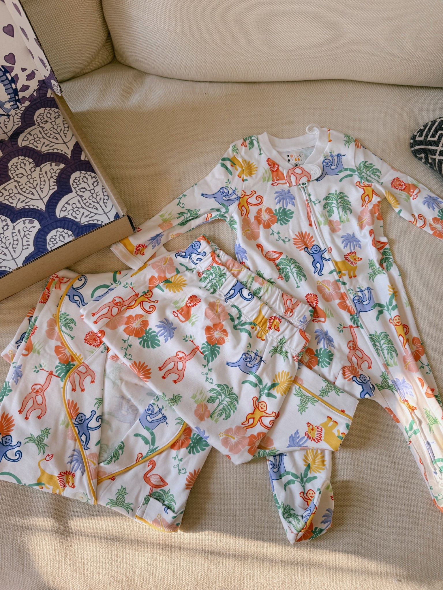 Women’s pajamas size : medium in top and bottom 

#LTKStyleTip #LTKBaby #LTKBump