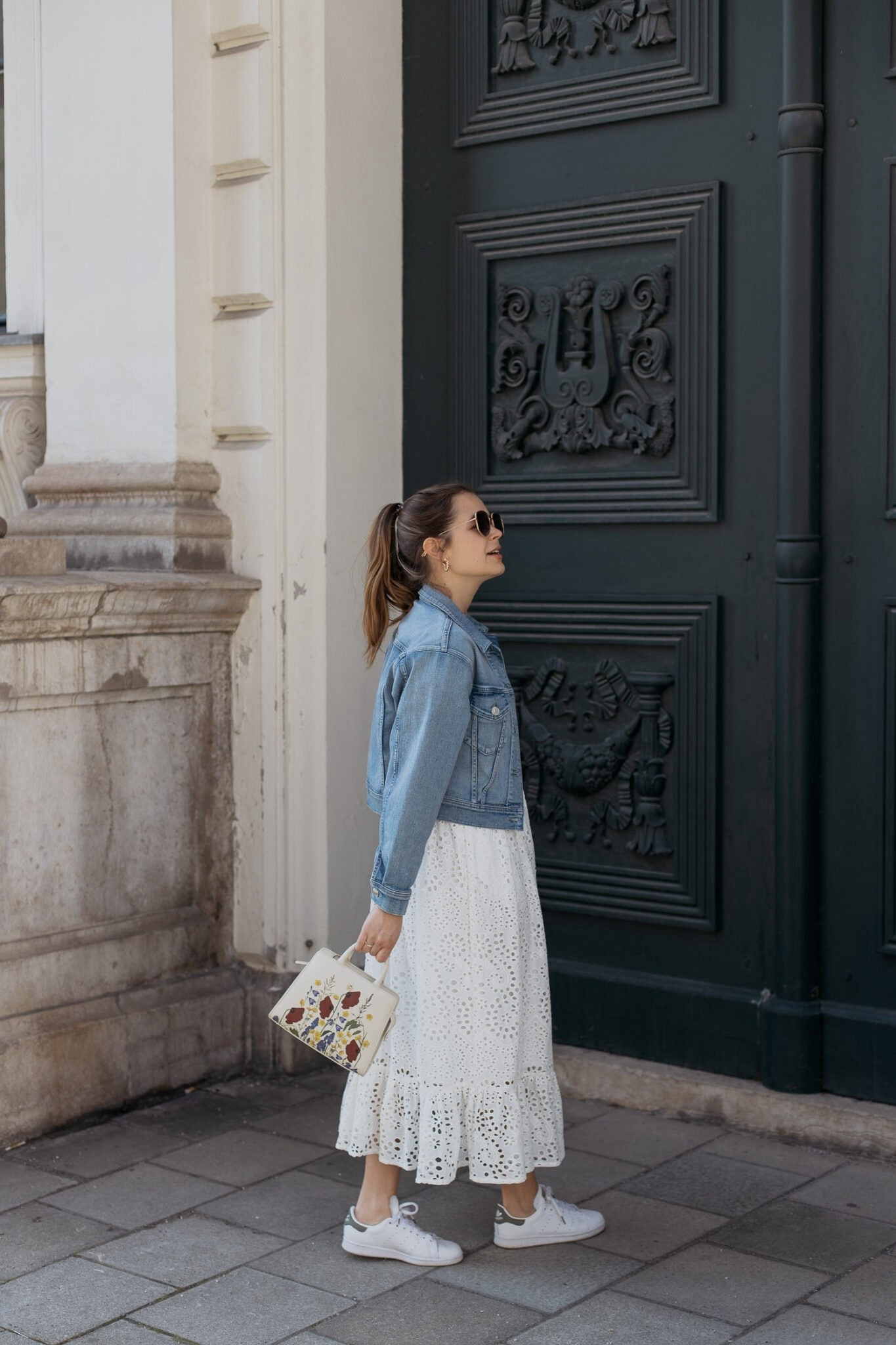 Frühlingslook mit Spitzenkleid, Denim Jacke und Sneakers 



#LTKdeutschland #LTKmidsize #LTKspring