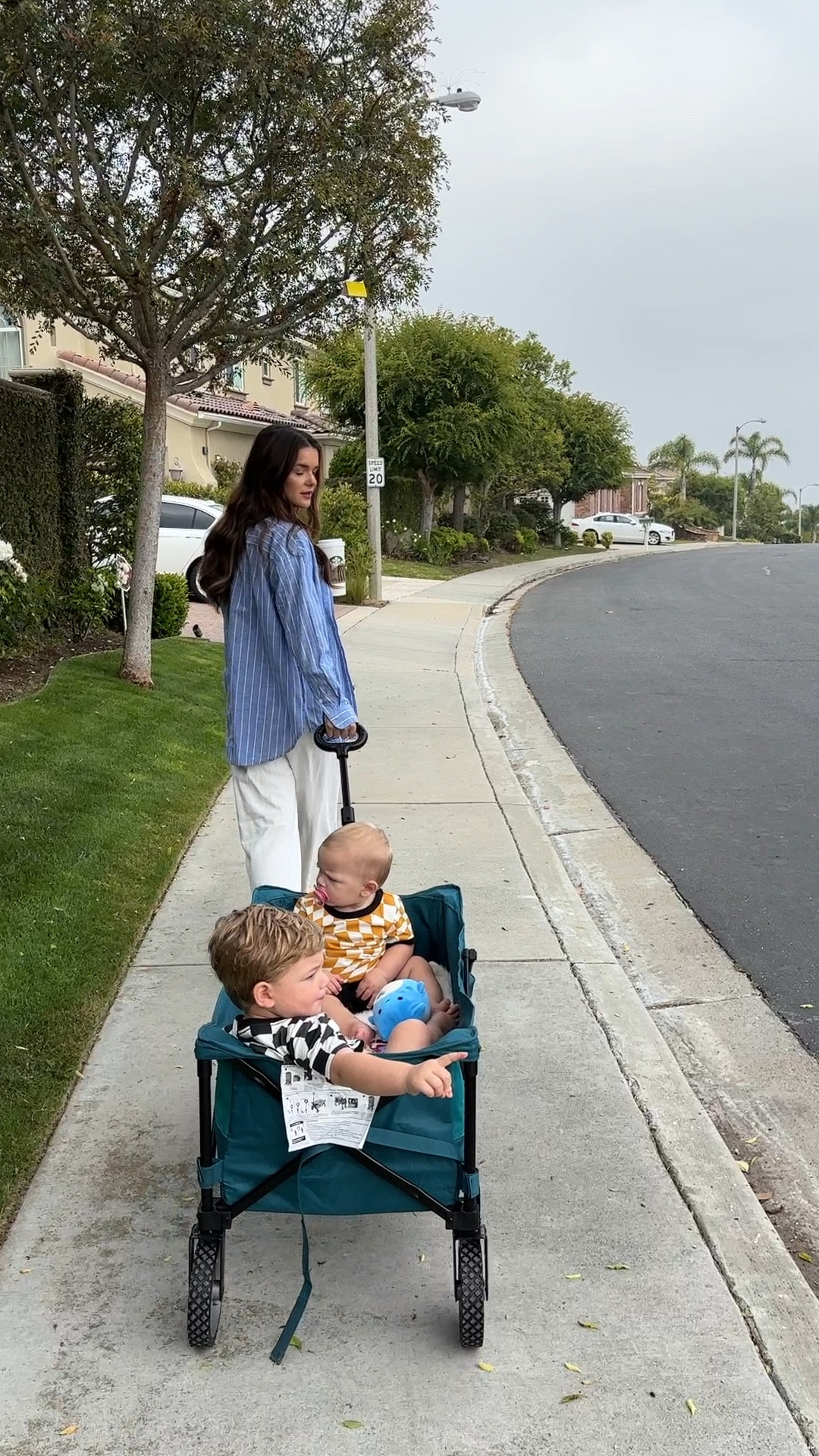 Mom outfit - cute, casual, practical 