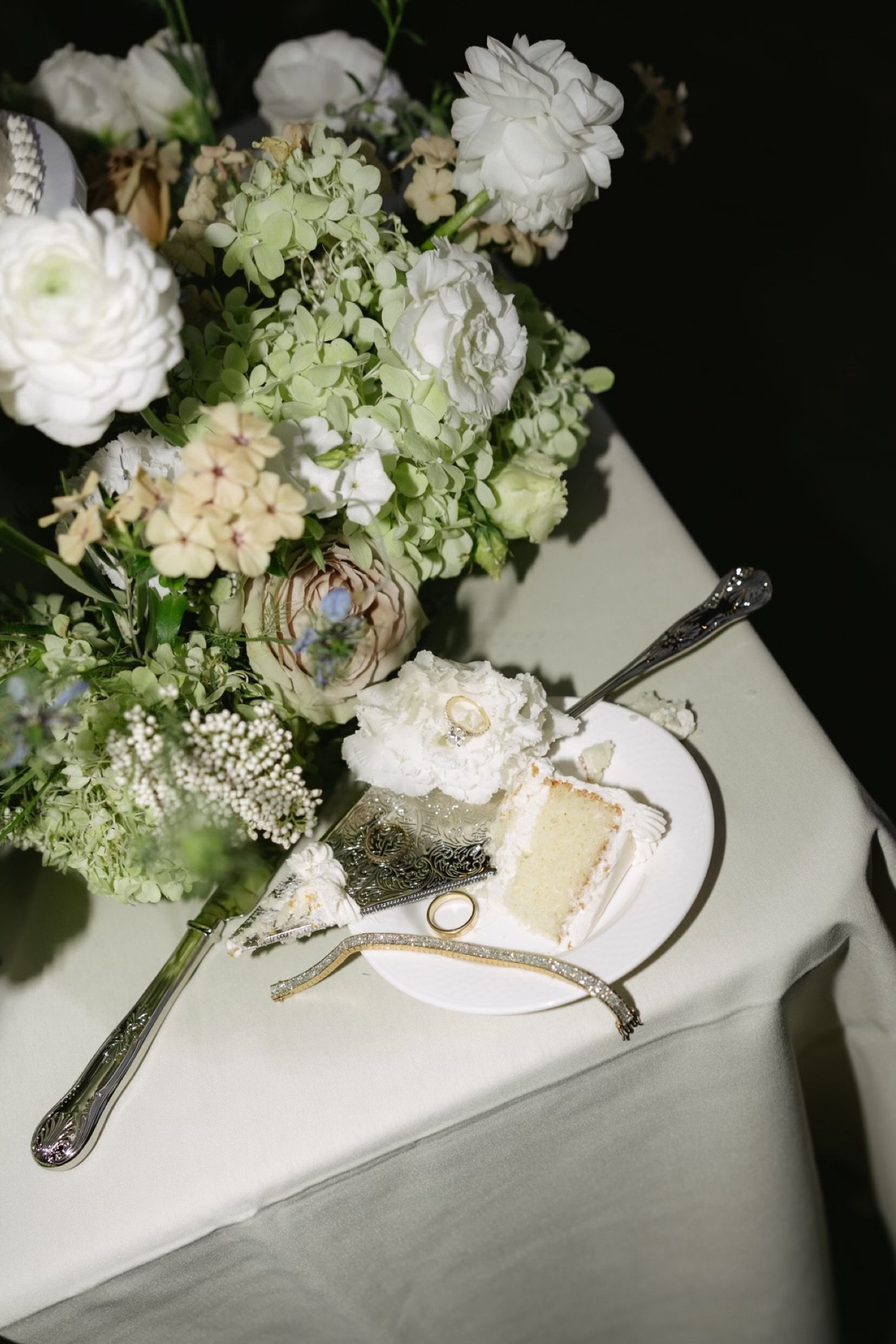 Vintage inspired silver cake knife and server 🎂🍰💍

#LTKParties #LTKHome