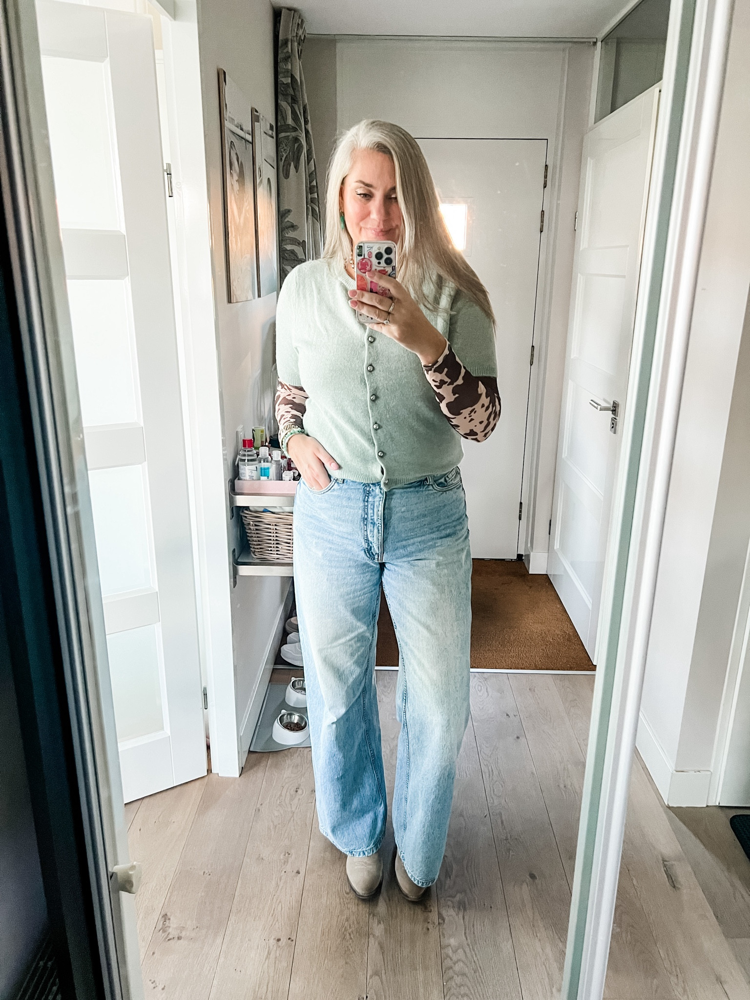Ootd - Thursday. A short sleeved dewy green short sleeve cardigan over a printed mesh shirt (https://most-wanted-nl.mtpc.se/4955350) paired with wide legged jeans (old, Terstal) and beige cowboy boots (old). 



#LTKeurope #LTKnederlands #LTKautumn