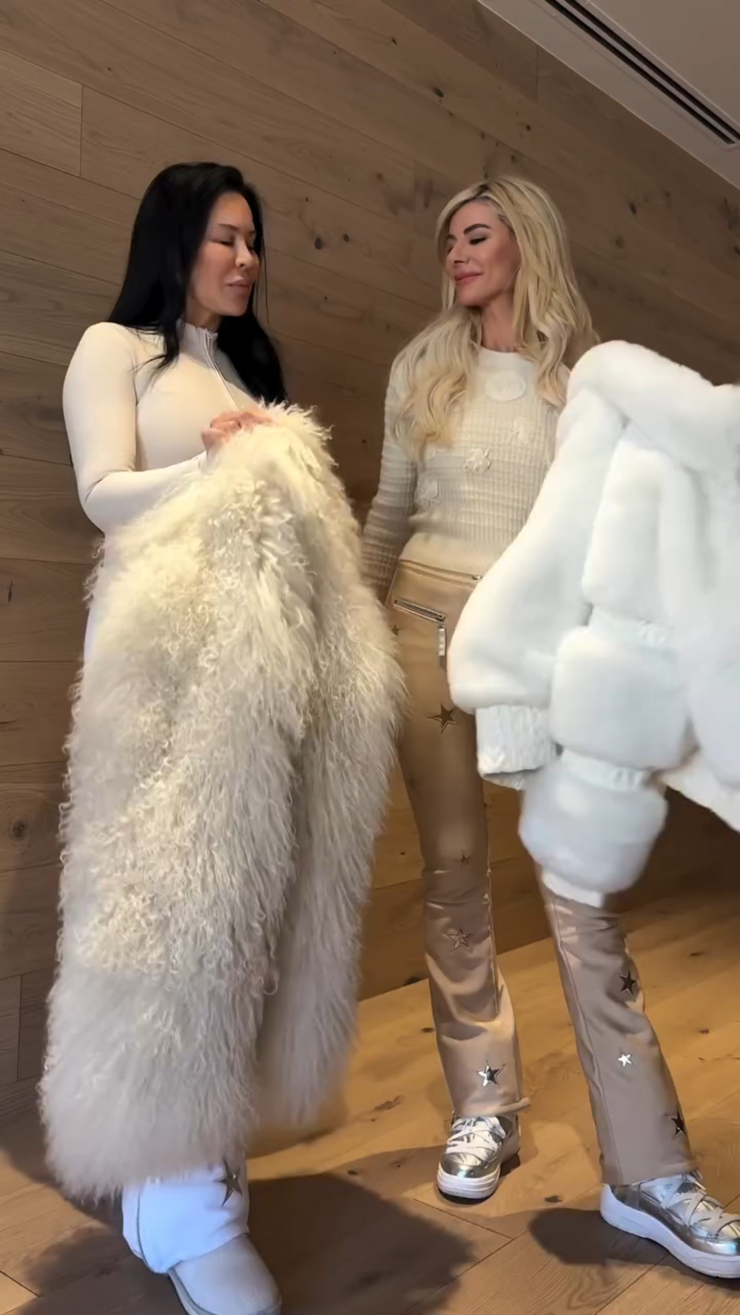 Matching looks, for the most fun ski day!✨⛷️
twinning our way all the way down the mountain👸🏼👸🏻🎿 

Link in bio for ski looks 🤍

#Vail #SkiBesties #matchymatch #PreSkiMoments #MountainMuses #snowbunny #skiqueens #skifashion #skiing #ootd
