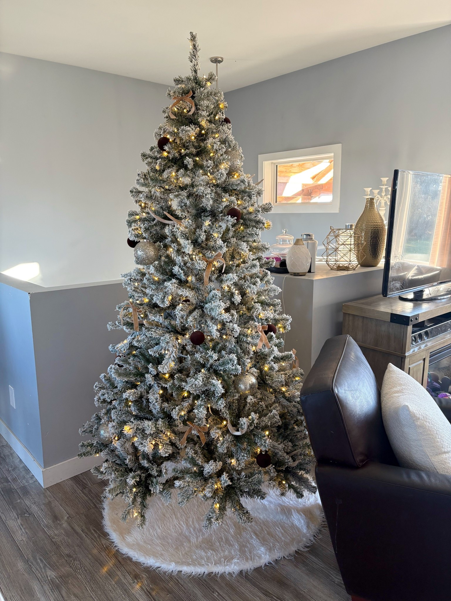 Brown and neutral Christmas tree. 

Amazon finds
Ornaments
Christmas decor
Christmas decorations 
Fraiche Living
Walmart finds
Flocked Christmas tree 
King of Christmas 

#LTKholiday #LTKhome