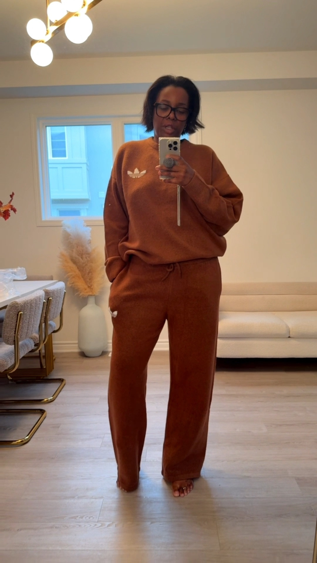 The sweater can be a little scratchy, itchy at times…but it’s still super cute and cozy. 🧶
I’m 6ft tall wearing an XL (regular fit). Worn at the waist, the pants hit right at the ankle…but worn low-rise, they fit perfectly.
Still best for 6ft and under (maybe 5’11 and under if you want that relaxed fit). 🤎 

#LTKfall #LTKstyletip #LTKcanada