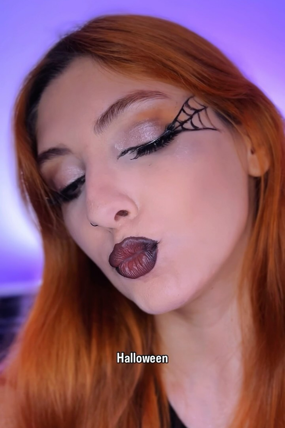 Truque para te ajudar a arrasar na festa de Halloween!🎃 Já salva para não perder hein! Com essa make só colocar um chapéu, um vestido preto e uma bota e tá pronta!
Ps: para os trevosos da para usar esse truque na make o ano todo 😉
.
Produtos usados:
Sombra laranja faces @naturabroficial 
Sombras da paleta precious da @rubyrosebrasil 
Delineador Bt velvet black da @linhabrunatavares ( também usei como contorno na boca)
Batom rose @naturabroficial no centro da boca
- Todos os produtos você encontra também na minha LTK Shop ( Link na minha bio ou no destaque “links”)
.
.
.
#maquiagem #halloweenmakeup #halloweencostume #truquesdemaquiagem #alternative #trevosa #altfashion #altmakeup